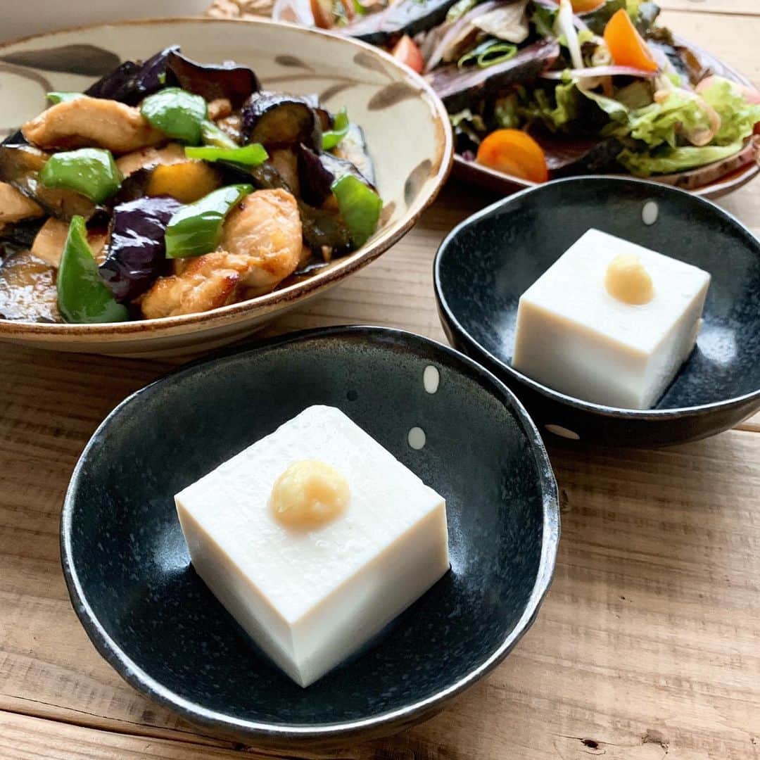 aya*** さんのインスタグラム写真 - (aya*** Instagram)「* 2019.6.2 Sunday * * 夜勤明けで帰省した娘と一緒に晩ご飯🍚 * ○おトクぎょうざとコールラビの中華スープ ○鰹のタタキのサラダ ○鶏むね肉とナスのオイスター炒め ○冷奴 * * 餃子工房RON @mimatsu_gyouzakoubou_ron さんから提供していただいた、おトクぎょうざをスープに使ったら 餃子からも旨味が出て美味しいスープに◎ * そして今日使った野菜は ココノミ @coconomi_141 さんの安心安全な無農薬野菜♩ * 今週届けてくださったお野菜は↓ ○井上さんのサニーレタス(兵庫県産) ○宮崎さんの葉玉ねぎ・白(長野県産) ○宮崎さんの葉玉ねぎ・赤(長野県産) ○木村さんの豆腐・有機大豆きぬこし(兵庫県産) ○岡本さんの足つきなめこ(奈良県産) ○柳澤さんの人参(鹿児島県産) ○西前さんのコールラビ(奈良県産) * この中からスープにはコールラビと葉玉ねぎ(白)、人参、なめこ。 サラダには サニーレタスと葉玉ねぎ(赤)、 あとは冷奴に有機大豆きぬこしを。 今回 、初めましてのコールラビ！ ドイツ語で「キャベツとカブ」という意味だそう。 生でも加熱しても カリウムやビタミンCなどの栄養価は変わらずいただけるそうやけど クセがない淡白なお野菜で 大根っぽい食感でした◎ * 久しぶりに野菜をモリモリ食べれて 身体が喜んどるけど なんゆうても １人で食べるよりご飯より 娘と一緒に食べるご飯は美味しかった😊 #母の日のプレゼントありがとうね * * #前橋餃子#ロン餃子#餃子工房ロン #ココノミ#無農薬野菜  #dinner#foodpic#igersjp#locari_kitchen#Japanesefood#aya_aya飯 #今日の晩ごはん#フーディーテーブル #晩ごはん#晩ご飯#夜ごはん#夕飯#夕食#クッキングラム#おうちごはん#料理#暮らし#日々#日々の暮らし#おうちごはんLover#常備菜#作り置き」6月2日 20時14分 - aya_aya1128