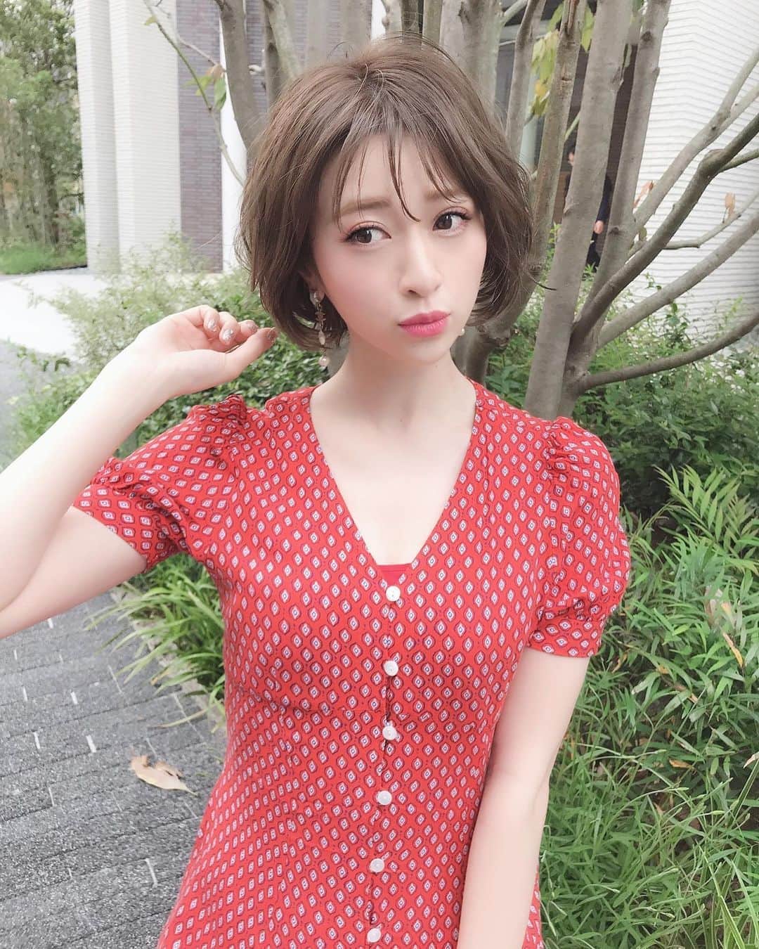のインスタグラム：「❤️❤️❤️❤️❤️❤️❤️❤️❤️❤️ * もはや懐かしい髪の毛ピンクにする前😏💕 * 今回は東京ビックサイトで行われたビューティーワールドジャパンでも展示されていた話題の最新美容をご紹介します❣️ 皆さん、 #ヒト幹細胞コスメ って聞いたことありますか？ 👉👉👉👉👉👉👉👉👉👉 #リアムール  #エキスパートローション ‼️ . 4種類のヒト幹細胞培養液エキスを配合しているの✨✨ . 1.#表皮幹細胞培養液由来 2.#真皮幹細胞培養液由来 3.#骨髄幹細胞培養液由来 4.#脂肪幹細胞培養液由来 . 1.2にはお肌に必要な成長因子がたっぷりと含まれているとされています😌 3.には免疫に関係する成長因子が含まれているとされています😌 4.は最近では一般的になりつつある、ヒト幹細胞培養液となります😌 でもこちらは一般的な植物エキス、合成ペプチド、合成成長因子などの化粧品成分より効果的とされているそう💡✨ * そして動画を見てくれればわかるように、10000ppm のしゅわしゅわ高濃度炭酸効果でゴースト毛細血管を拡張し、肌の温度・酸素量を高めてくれるの❣️ * Co2パックは好きだけど、放置時間が長くて続かなかった方にも#エキスパートローション なら瞬間的に血流促進してくれるよ🥺⚡️⚡️⚡️⚡️ 夏は毛穴が気になるから引き締めにもいいし、使うとお顔がきゅっと小さくなった感じがするの🥳」