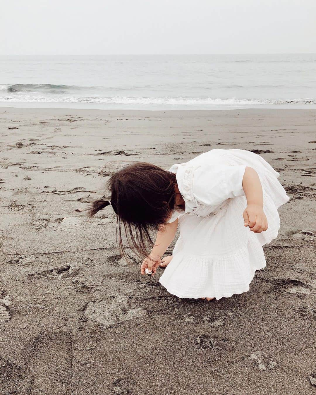 山中美智子さんのインスタグラム写真 - (山中美智子Instagram)「休日は Beach へ🌴  ちょっと曇り☁️だったけど、風が気持ちよかった💛  最後は娘がゴミ拾いを手伝ってくれました 🐚  キャンディーの 包紙を拾ってゴミ箱へ🍬  大好きな場所を大切にね✨」6月2日 20時10分 - alexiastam1988