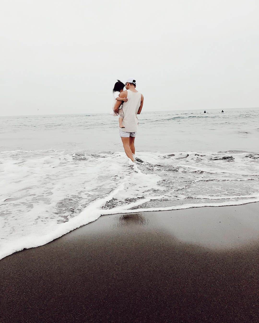 山中美智子さんのインスタグラム写真 - (山中美智子Instagram)「休日は Beach へ🌴  ちょっと曇り☁️だったけど、風が気持ちよかった💛  最後は娘がゴミ拾いを手伝ってくれました 🐚  キャンディーの 包紙を拾ってゴミ箱へ🍬  大好きな場所を大切にね✨」6月2日 20時10分 - alexiastam1988