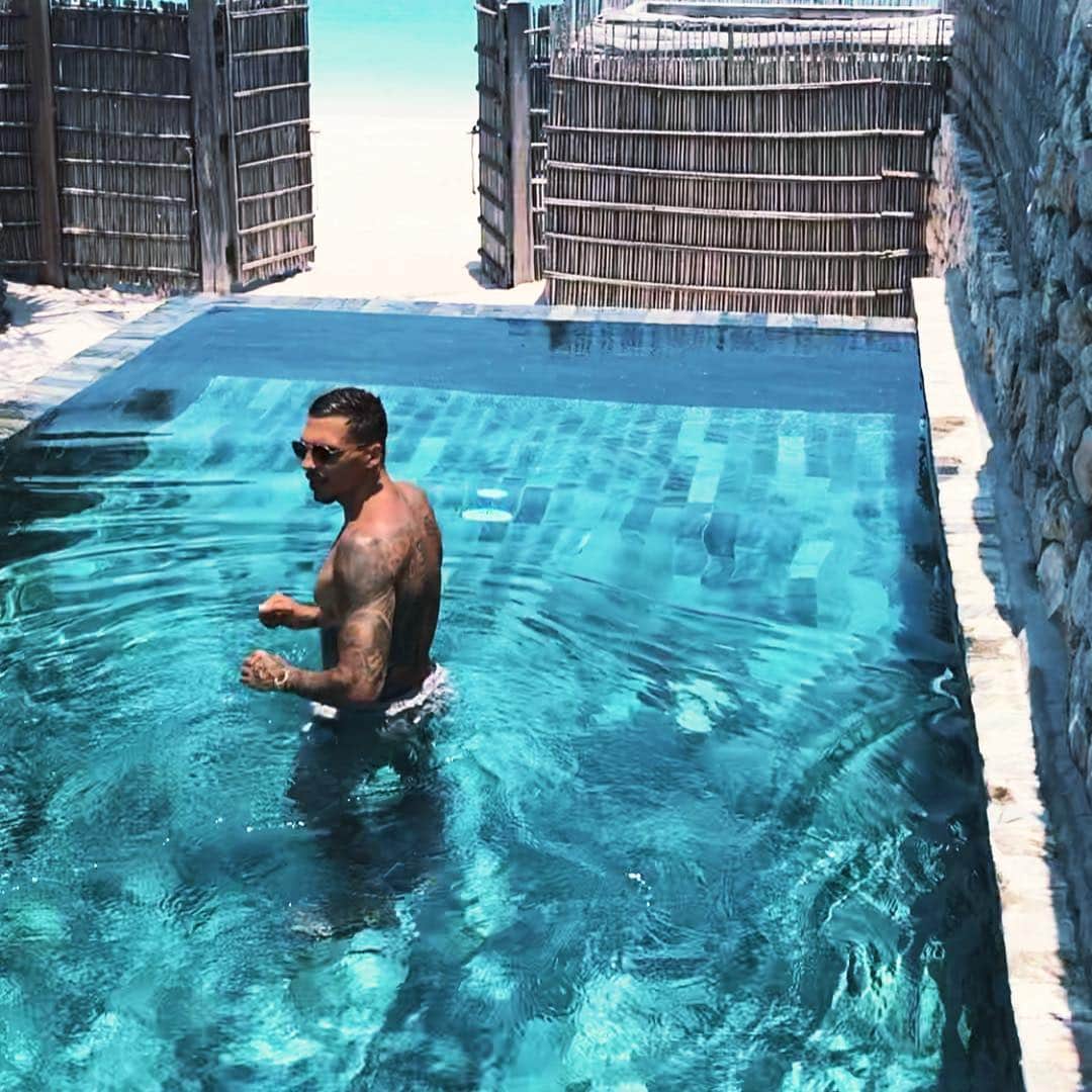 ヨゼ・ホレバスのインスタグラム：「It’s absolutely great over here spending my time at this place with my wife @diana_holebas , Relaxingfactor 💯 ! #holiday #oman #zighybay #2019」