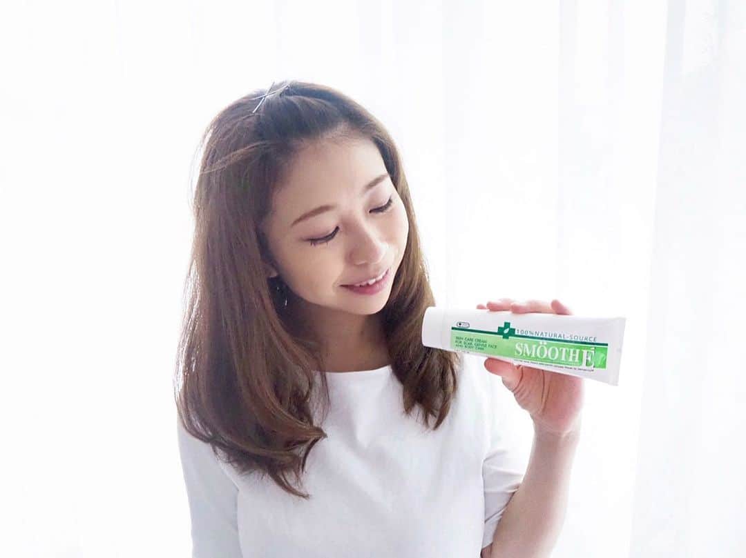 のインスタグラム：「✴︎ BODY CARE . #産後 のボディケアに効く スムースEクリーム @smooth.e.life を プレゼントいただきました🎁 . #産前 に使用するのも ニキビのあとやキズあとにも良いみたい✨ タイで25年間売上No.1みたい😝 アメリカの研究開発センターで考案され 臨床試験もクリアしているそうで安心💡✨ . 天然成分配合でしっとりした使い心地👍 @at_cosme や @tokyuhandsinc で GETできるみたいです😉💕 . #SmoothE #NaturalCosmeceutical #dermatologist #Recommended #NoScar #スムースE #スムースEクリーム #クリーム #ボディケア #ニキビケア #スキンケア #万能クリーム #タイ #タイ美容 #海外コスメ #美容マニア #美容好き #美容好きさんと繋がりたい #産後ケア #産後ママ #産後ボディケア #出産後 #アットコスメ #東急ハンズ」