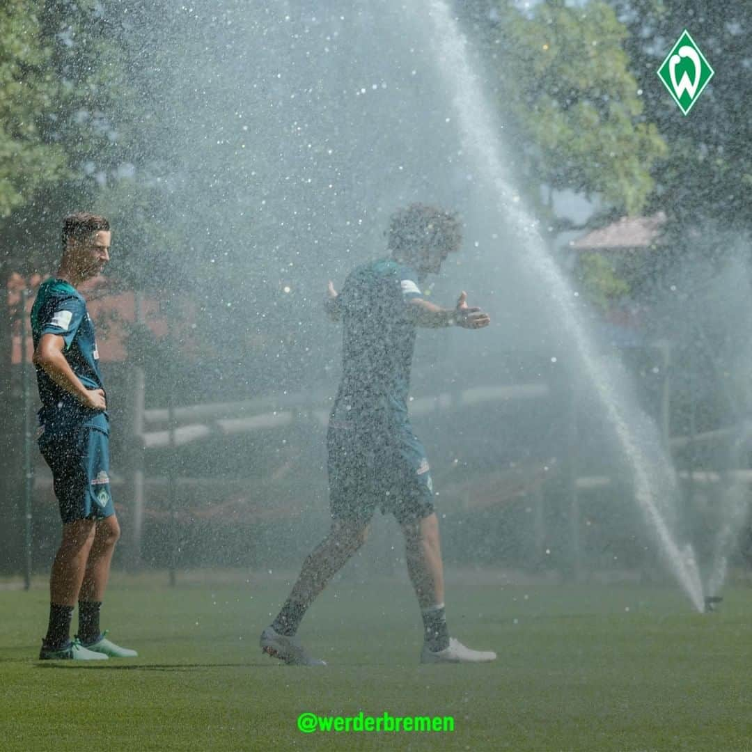 ヴェルダー・ブレーメンさんのインスタグラム写真 - (ヴェルダー・ブレーメンInstagram)「Was wir heute brauchen.💦 💦 💦 ☀️ _______ #werder #bremen #svw #Sommer #Osterdeich #Rasensprenger #nordphoto」6月2日 20時15分 - werderbremen