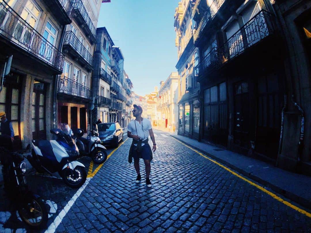 エミリー・ベット・リカーズのインスタグラム：「As we approach our next destination my hangover realizes I am without my wallet. A backpackers tragedy... Just when I am shoulder deep in a gas station trash can this dude confirms it’s all the way back at our last hostel... not only did he save me from diving further into someone else’s mcdonalds remains he also didn’t take any pictures of me in one of my most vulnerable blackmailable ketchup smeared states, which in itself is heroic. Moral of the story is when I’m reacquainted with my 💰 I will be buying drinks for the rest of the trip and more importantly everyone must find somebody who will stop them from digging through hot garbage.🔥 🗑」