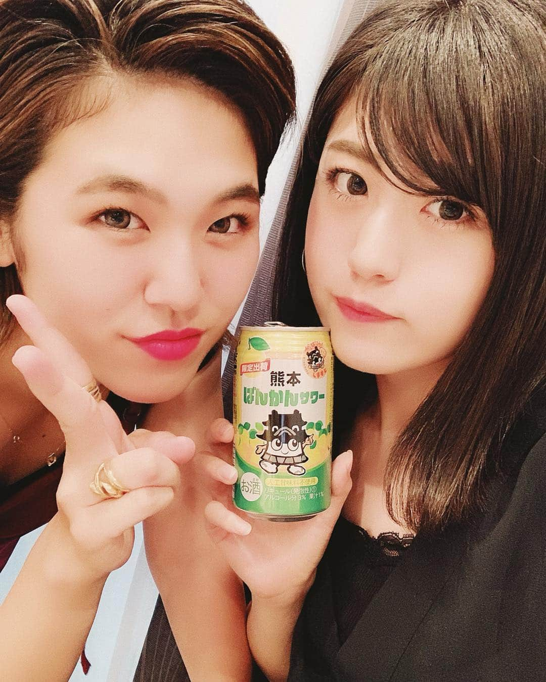 長澤佑香さんのインスタグラム写真 - (長澤佑香Instagram)「﻿ 中学から友達のあいり💋﻿ あいりとはよく電話するんだけど、電話じゃ﻿ 話し足りないから、会いに行ってきた🤗笑﻿ 距離的には小旅行くらいあるけどノリで！！﻿ 昼間から飲んで食べて楽しかった( ´ •̥ ̫ •̥ ` )﻿ ﻿ 産まれて3ヶ月のまはるちゃん👼🏻🍼﻿ 『あなたのお母さん結構やばいからね🤣』﻿ って言ったら笑ってたよ。愛おしい！！！﻿ ﻿ 次回は屋上にプール作ってちゃぷちゃぷする👙﻿ ﻿ #昼飲み #ランチ #新米ママ #赤ちゃん #3か月﻿ #ぶっ飛びママ #娘を魔人ブーと呼ぶ #ばんかんサワー﻿」6月2日 20時18分 - ykngsw