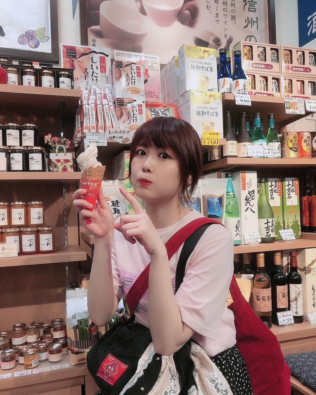 前田玲奈さんのインスタグラム写真 - (前田玲奈Instagram)「#長野 #善光寺 ② #蕎麦屋のそばソフト ミルクソフトにそばの実がかけてあるだけかな…？（それでも個性的だけど）と思ったけど、 ソフトクリーム自体もそば味でした〜〜！ まるでお蕎麦を食べているかのような芳醇な香り！ミルクとの混ざりも良き◎ お店が繁盛していて、どの店員さんも手が空いてなくて、その場にいたベテラン姉貴店長のような方が「仕方ねえ、アタシが巻くっきゃねえ！」 「この間教えて○○ちゃんに教えてもらって上手くできたんだよ！」 って言って下さったので 「頼みます！！！」 と…。 出来上がったのは図2で、 なかなか味のある巻き方に。（笑） 「悪いねえ！」と言う姉貴に 「いやいや、アートですよ！」と返すと 「優しいね〜〜😂」と（笑） こんな会話もアイスを食べる醍醐味ですね！ お蕎麦好きだし☺️美味しかったよ！」6月2日 20時18分 - maedarena_ice