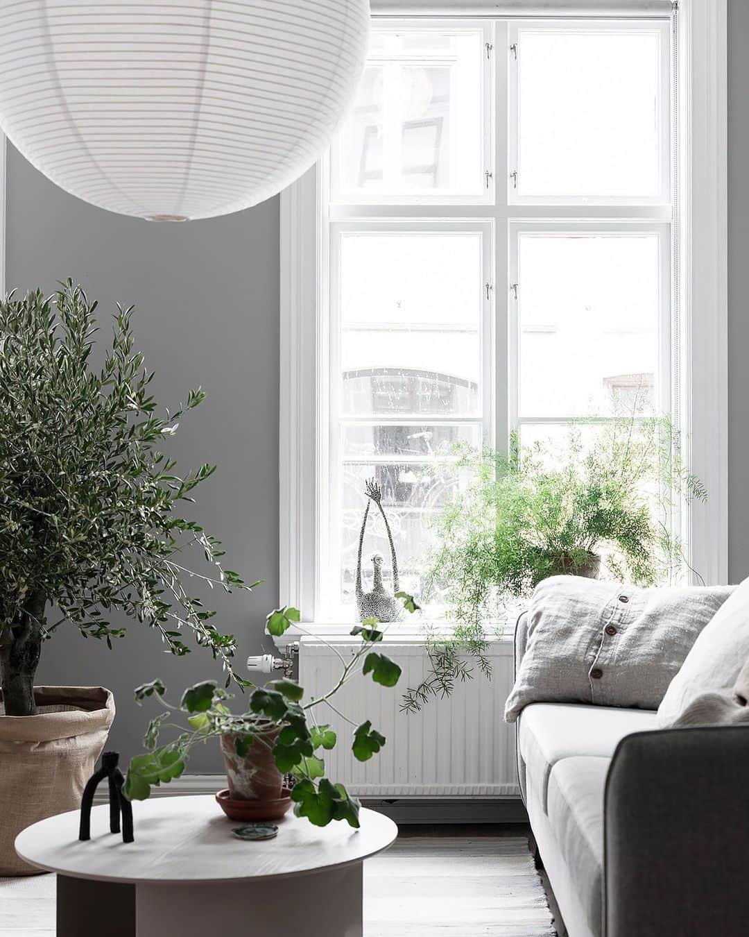Frida Ramstedtさんのインスタグラム写真 - (Frida RamstedtInstagram)「Nice apartment (and ceramics) in Gothenburg. For sale via @entrancemakleri Styling: @nouvel.interior Photo: @fotografanders」6月2日 20時19分 - trendenser