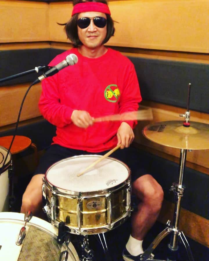 おたこぷーのインスタグラム：「ドラム漫談 #20 This is me #ドラム #thisisme #グレイティストショーマン #天草 #自分 #おたこぷー #下北沢 #世田谷区 #ジェームスブラウン #ガードアイランド下北沢ウエスト店 #あいみょん #お笑い #福岡 #熊本 #ラーメン #カーティスメイフィールド #スーパーフライ #パイーン」
