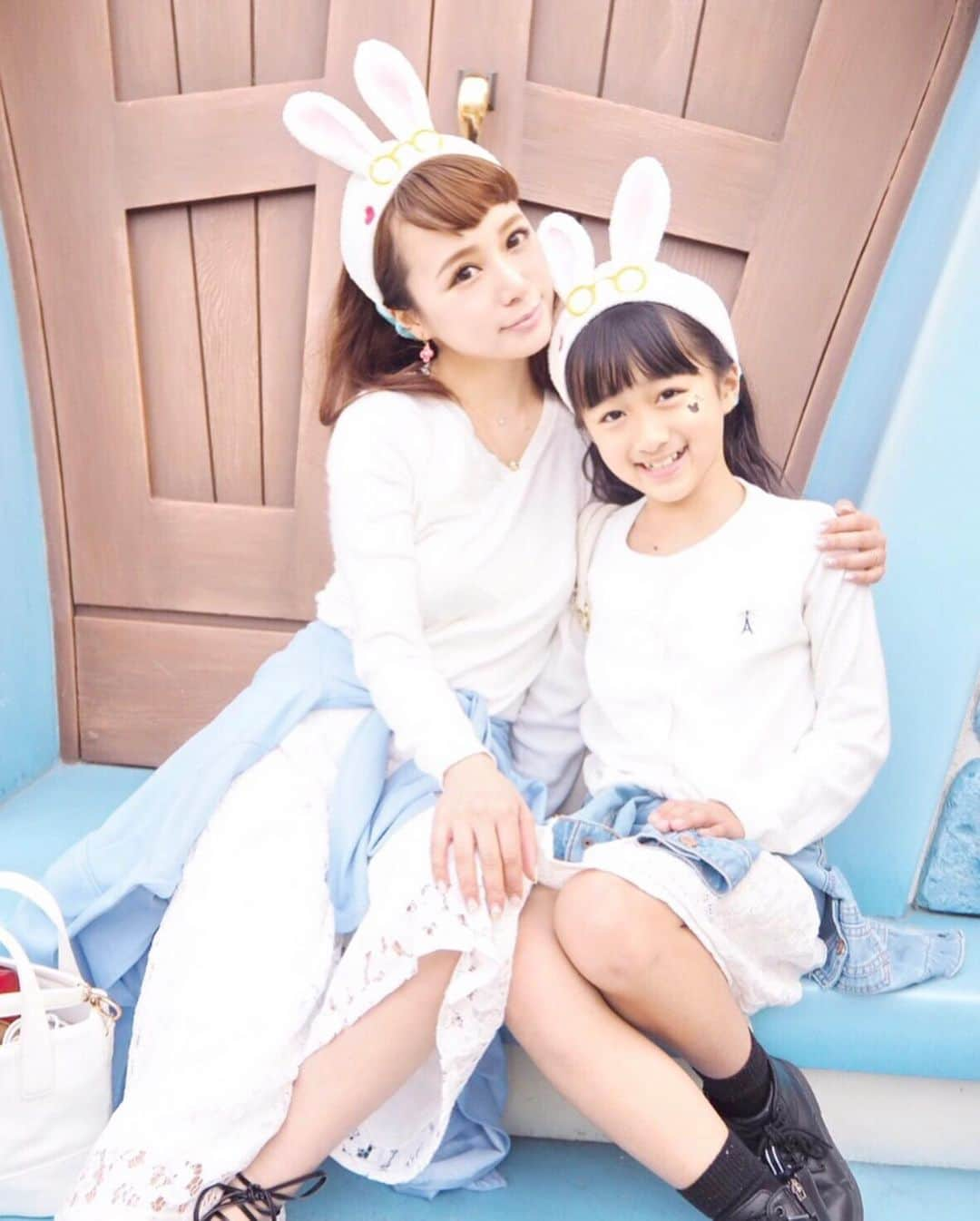 野田華子さんのインスタグラム写真 - (野田華子Instagram)「にいな happy birthday🎂🎁🎉💓﻿ あっという間に13歳になりました。﻿ 3年前と比べても本当に大きくなった😭❗️﻿ (スワイプ 3.4枚目) 私が着てたお気に入りのワンピを着せたらぴったり。感慨深い😭﻿ ﻿ あどけなさはすっかりなくなってしまってちょっと・・・だいぶ・・・寂しいけど、﻿ これからどんどん素敵な女性になっていって下さい👠✨﻿ ﻿ 絶対にいなが好きだろうな〜って思って予約した、6月1日から9月1日までやってるHilton東京ベイのスイーツビュッフェ「ナツマツリ」に行ってきました🎐🍧﻿ ネタバレしてたので本人もネット見ながら楽しみにしてて、期待通りの可愛いスイーツに大喜び😍﻿ こういうの好きなお年頃だよね〜❤️﻿ ﻿ おめでとう❤️❤️❤️❤️﻿ ﻿ ﻿ #誕生日﻿ #おめでとう﻿ #愛娘﻿ #13歳﻿ #happybirthday﻿ #🎂﻿ #家族でお祝い﻿ #ヒルトンスイーツ﻿ #ナツマツリ﻿ #東京ベイ﻿ #Hilton #身長越されたのに #顔の大きさ #てんてんてん #切な @hiltontokyobay」6月2日 20時26分 - noda.hanako