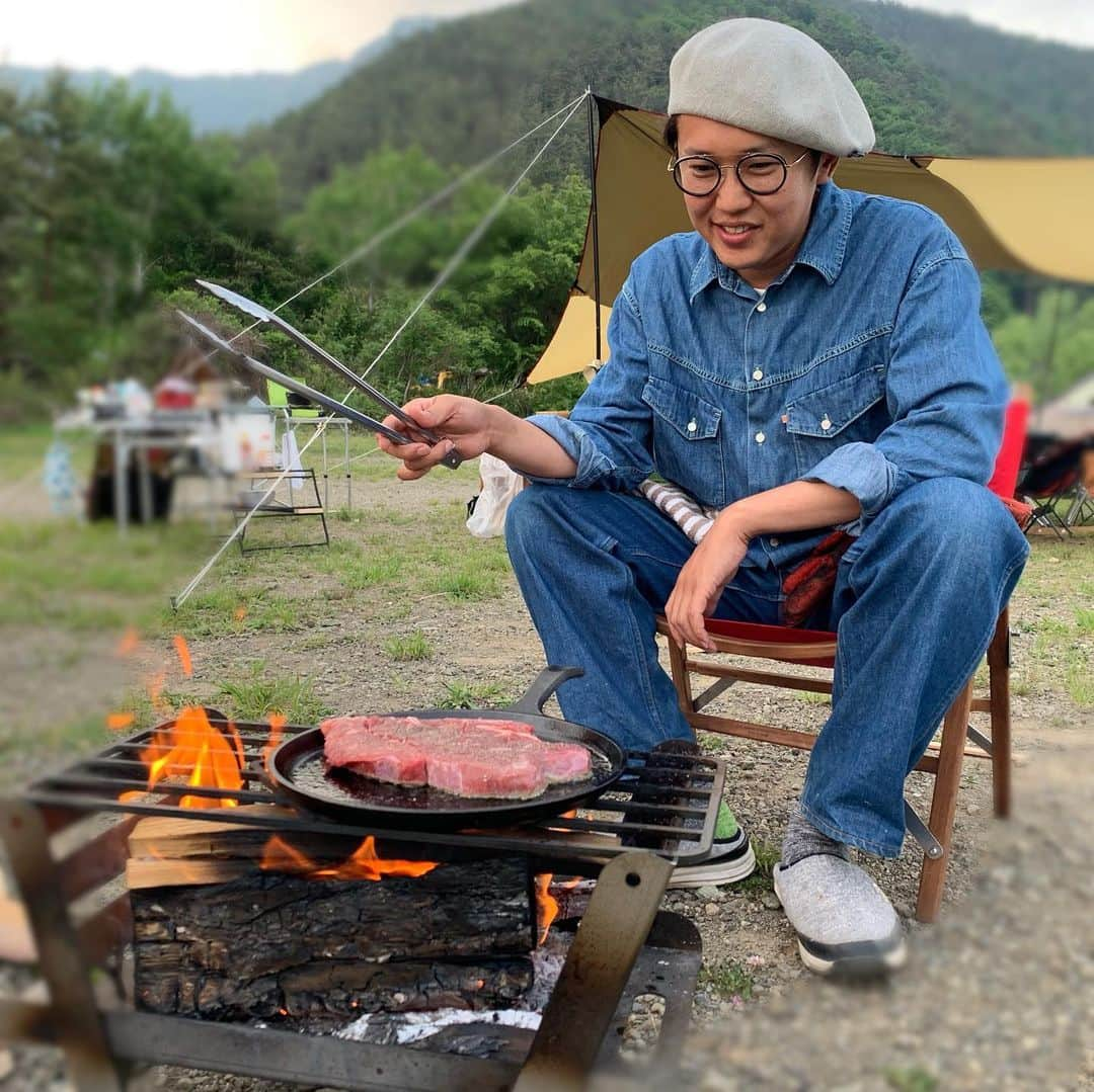 金子貴俊さんのインスタグラム写真 - (金子貴俊Instagram)「自由キャンプ場でのカネコキャンプ！ お肉焼いて、トマトとサバの水煮のブルスケッタや、真鯛のアクアパッツァを作ったり色々楽しんだ。 キャンプ場にTT兄弟現る🤩 「ティー！！！」 暗闇に光る「T」もやってみた。 貴俊のT!!!!なーんて大爆笑なキャンプでした。  #カネコcamp#キャンプ#バンコン#キャンピングカー#アウトドア#焚き火台#ファミキャン#ファミリーキャンプ#キャンプ道具#キャンプギア#キャンプ用品#キャンプグッズ#キャンプ好き#オートキャンプ  #camp#camping#campingcar #campinglife#outdoor#van #outdoorlife#yoka#nature#campervan#campinggear#t#キャンプ飯#キャンプご飯#campcooking」6月2日 20時27分 - takatoshi_kaneko