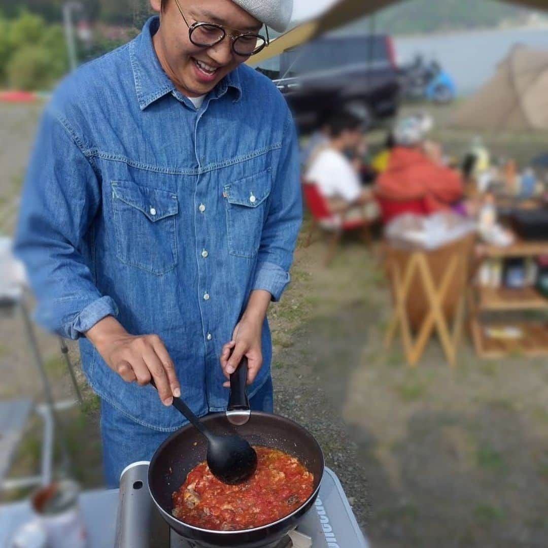 金子貴俊さんのインスタグラム写真 - (金子貴俊Instagram)「自由キャンプ場でのカネコキャンプ！ お肉焼いて、トマトとサバの水煮のブルスケッタや、真鯛のアクアパッツァを作ったり色々楽しんだ。 キャンプ場にTT兄弟現る🤩 「ティー！！！」 暗闇に光る「T」もやってみた。 貴俊のT!!!!なーんて大爆笑なキャンプでした。  #カネコcamp#キャンプ#バンコン#キャンピングカー#アウトドア#焚き火台#ファミキャン#ファミリーキャンプ#キャンプ道具#キャンプギア#キャンプ用品#キャンプグッズ#キャンプ好き#オートキャンプ  #camp#camping#campingcar #campinglife#outdoor#van #outdoorlife#yoka#nature#campervan#campinggear#t#キャンプ飯#キャンプご飯#campcooking」6月2日 20時27分 - takatoshi_kaneko