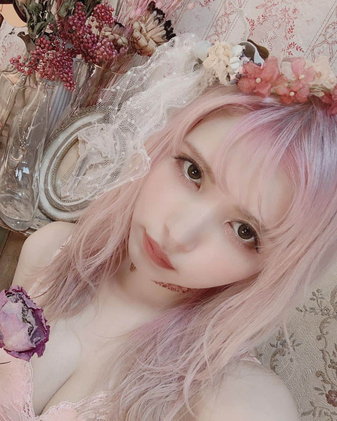 益若つばささんのインスタグラム写真 - (益若つばさInstagram)「下着撮影のときのメイク💄﻿ ﻿ ﻿ ヘアメイクは、セクシーすぎないように、(どっちみちセクシーにはならないんだけどね😗) でも可愛すぎないように、女性がワクワクするようなイメージで仕上げてもらいました☺︎﻿️💕 ﻿ @yoshikoarai_makeup ﻿ 艶肌xラメラメ祭り！🤤💗﻿ ﻿ ﻿ ﻿ 艶はCHANEL﻿ @chanel.beauty  のBaume Essentiel SCLPTING﻿ ﻿ スティックで。これ優秀。﻿ ﻿ ﻿ ﻿ ラメはヘアメイクさんのラメを色々つけてもらったよ。  まぶたと目の下、目頭にも。キラッキラに。﻿ ﻿ ETUDE HOUSE @etudehousejapan @etudehouseofficial のラメみたいです。✨✨﻿ ピンクの下着はブラウンラメ。ネイビーはピンクラメ！✨☺︎ ﻿ ﻿ 目尻にはDollywink﻿ @dolly_wink  のNo.20のハーフまつげをつけてタレ目に。﻿ ﻿ ﻿ ﻿ リップはcandydoll﻿ @candydoll_official  オイルティントリップとか新しく作ってるセミマット系のサンプルを使ったよ。💄﻿ ﻿ ﻿ #makeup ﻿#pgrandi #underwater ﻿#cosmetics #chanelmakeup #candydoll #dollywink #etudehouse #japan」6月2日 20時40分 - tsubasamasuwaka1013