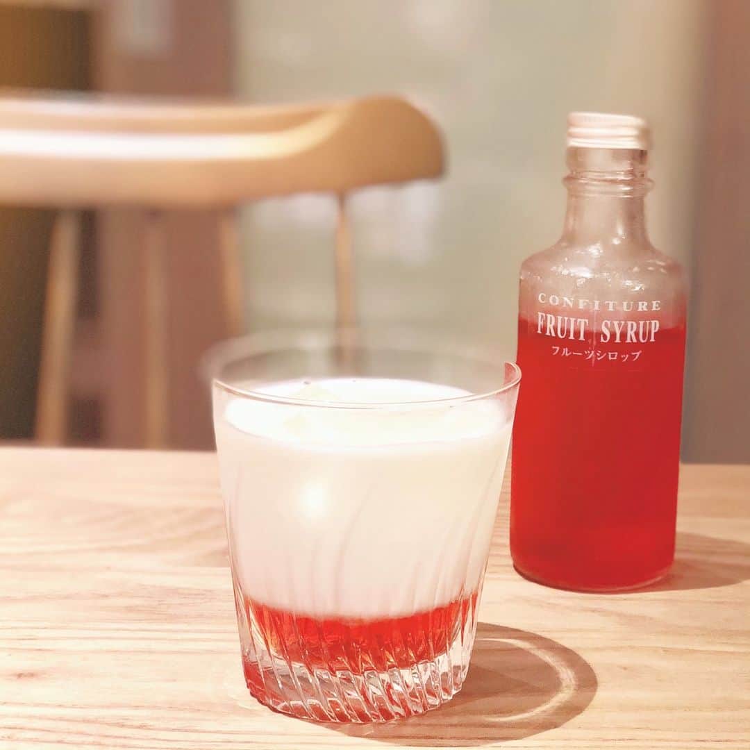 斉藤マリナ(さいまり) さんのインスタグラム写真 - (斉藤マリナ(さいまり) Instagram)「イチゴミルク最高🍓 . #妊娠9ヶ月 に入って、産後の骨やら歯やらを考えて牛乳を飲まなきゃなと思いつつ、どうしても好きになれないのでイチゴシロップを購入😇 . こんなキレイな赤色だけど、国産いちごと甜菜糖とレモン果汁だけでできてるらしい。おいしすぎるので、飲み過ぎないようにせねば…(お腹弱い) . #oisix#strawberrymilk#strawberry#instadrink#milk#foodporn#foodie#followme . #オイシックス#いちご#いちごみるく#妊娠後期#妊婦生活#マタニティライフ#2019_summer_baby部#妊娠32週#ぷんにー#樽正本店#初マタ#初マタさんと繋がりたい」6月2日 20時33分 - saitoh_marina