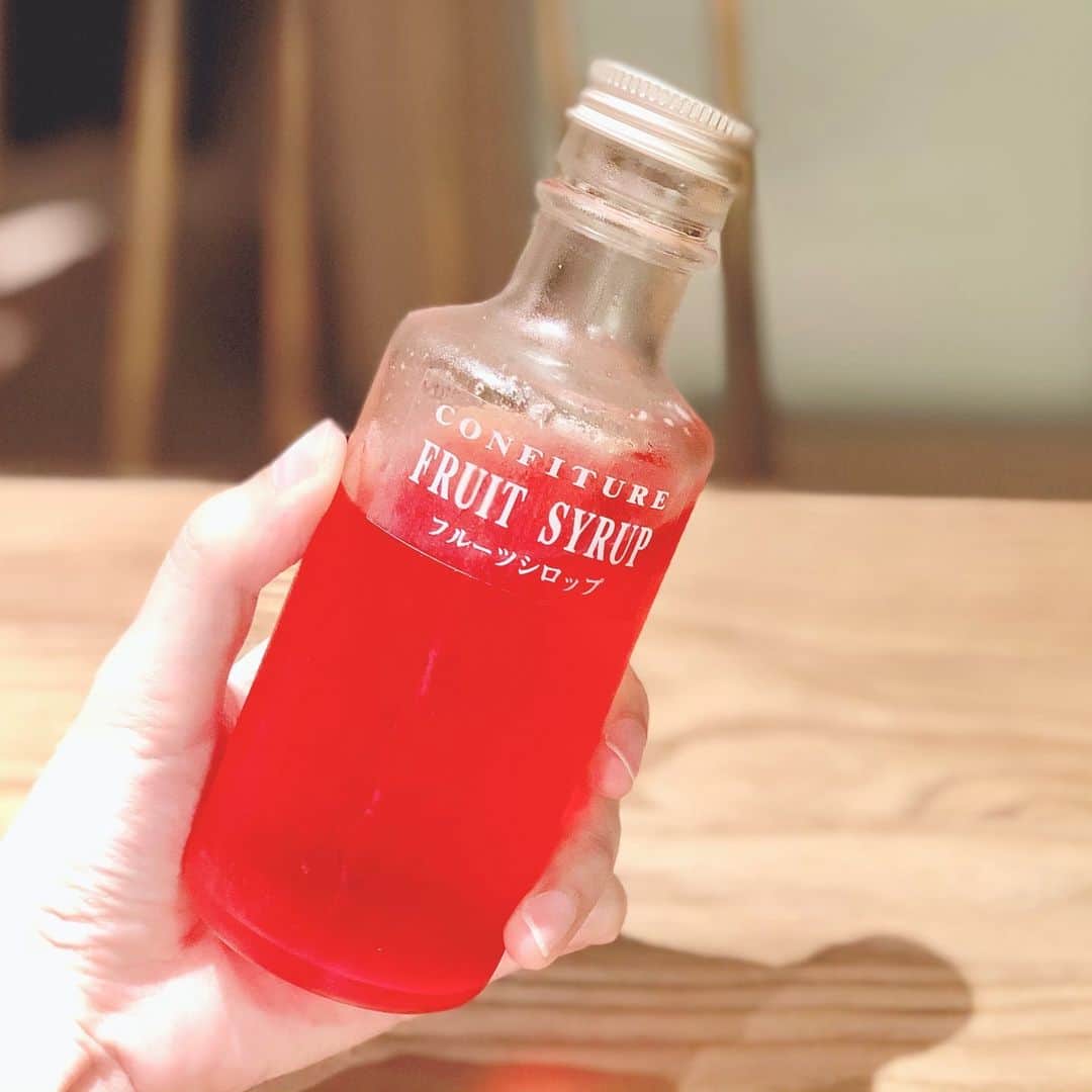 斉藤マリナ(さいまり) さんのインスタグラム写真 - (斉藤マリナ(さいまり) Instagram)「イチゴミルク最高🍓 . #妊娠9ヶ月 に入って、産後の骨やら歯やらを考えて牛乳を飲まなきゃなと思いつつ、どうしても好きになれないのでイチゴシロップを購入😇 . こんなキレイな赤色だけど、国産いちごと甜菜糖とレモン果汁だけでできてるらしい。おいしすぎるので、飲み過ぎないようにせねば…(お腹弱い) . #oisix#strawberrymilk#strawberry#instadrink#milk#foodporn#foodie#followme . #オイシックス#いちご#いちごみるく#妊娠後期#妊婦生活#マタニティライフ#2019_summer_baby部#妊娠32週#ぷんにー#樽正本店#初マタ#初マタさんと繋がりたい」6月2日 20時33分 - saitoh_marina