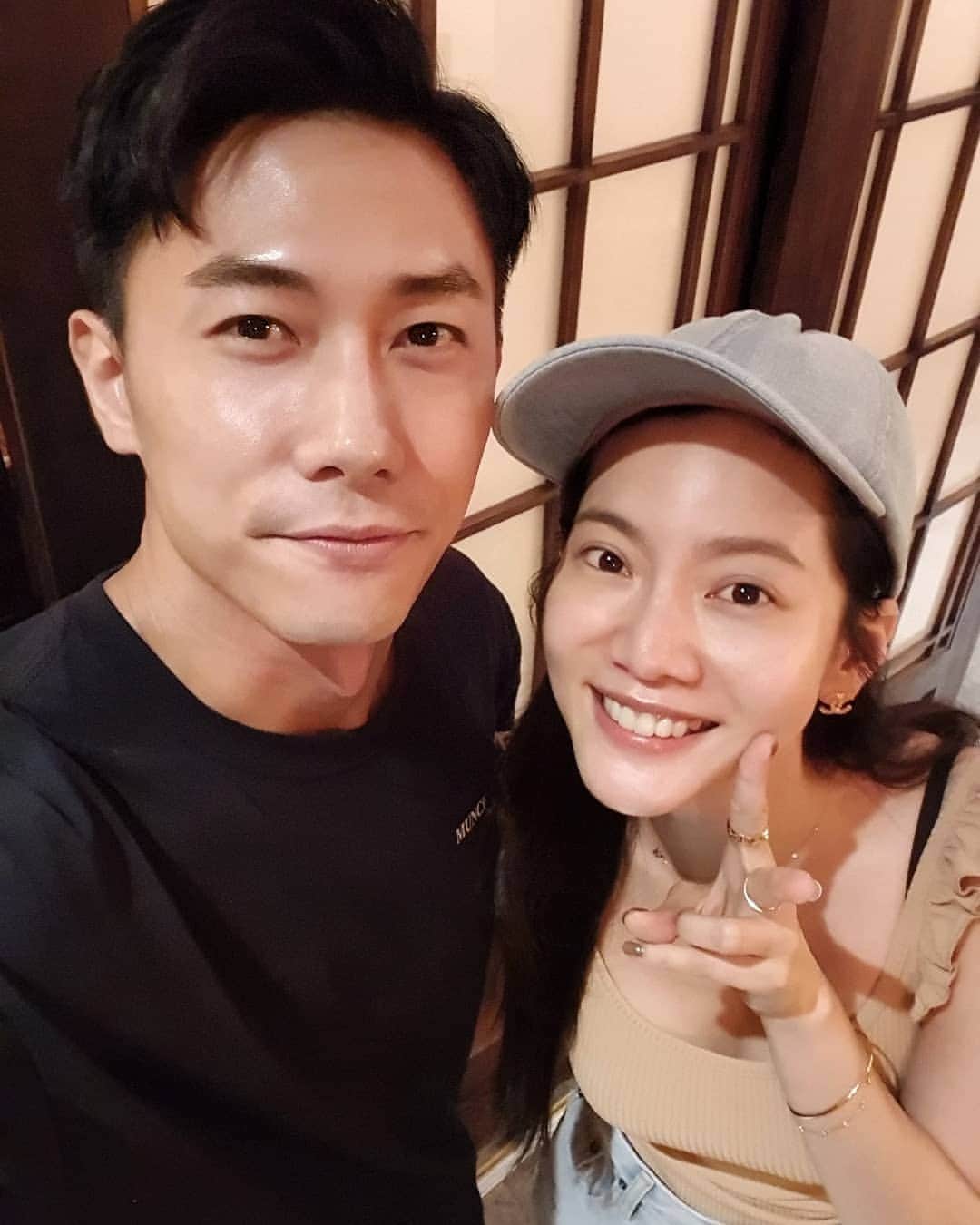 デスモンド・タンのインスタグラム：「出外靠朋友，是真的。很高兴在拍《你那边怎样，我这边ok》认识了喬喬 @chiaochiaotzeng 。谢谢带我吃好吃的噢! Good chat over good food with good people. Comforting to have friends when working overseas, making my stay here belly warm! 🤣  #taipei #taiwan #alliswell #曾之喬」