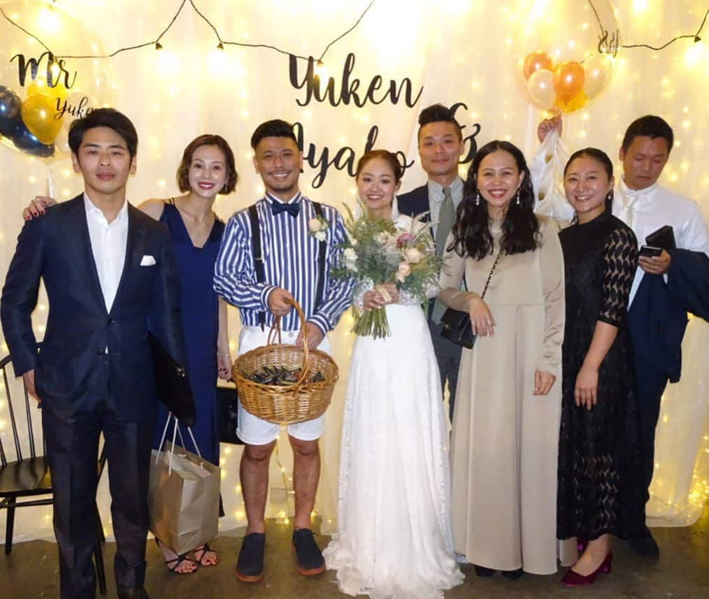 木下ココさんのインスタグラム写真 - (木下ココInstagram)「昨日の結婚式👰💒 みんな大集合〜🤞🤞🤞 ・ これまでは結婚式がある度ラッキーにも同窓会ムードを味わえていたけど、結婚式もだいぶ減ってきた中この先こんなに沢山の同級生が集まる機会はあるんだろうか。 ・ 昨日はそんな思いもあって、普段会う機会のなかった子ともゆっくり話せたし、連絡先を交換したり、楽しさと懐かしさが混じったパーティを存分に楽しんできました。 ・ 夜が更けてそろそろ眠たくなった頃、もうちょっとみんなと話していたい、そんな気持ちになったのはどれだけ久しぶりだったかな。 ・ 最近では、無理せず良きところで解散が当たり前になっていたけど、昨日は4次会までのフルコース。帰宅はかなりの深夜になってました。 ・ ここで会った人達は同じ学校で、自分が出来ていく大切な期間を共有している。実はそれだけなんだけど、私にはそれだけで十分。そんな気がします。 ・ 特に深い意味がなくても一緒にいられる。これがどれだけ大切なことなのかは大人になるとわかることかな。 ・ みんな最高に楽しい一日をありがとう。また集まろうね♡♡ ・ そして、そして、 ゆうけんおめでとう🥳」6月2日 20時33分 - cocot_chan