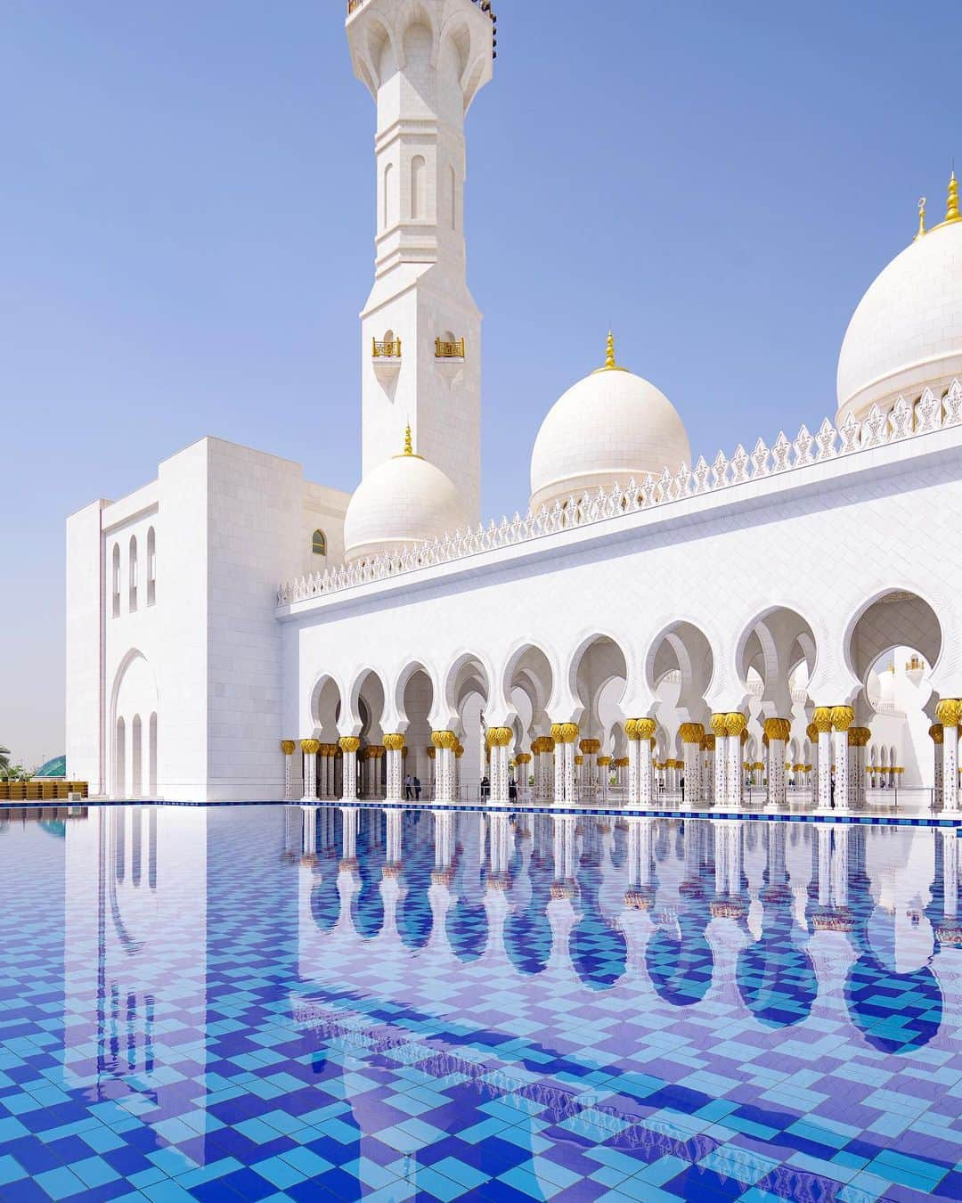 田島知華さんのインスタグラム写真 - (田島知華Instagram)「【UAE🇦🇪Abu Dhabi】I really love this mosque! “Sheikh Zayed Grand Mosque” (シェイク・ザイード・グランド・モスク)  前にカタールで買った自前のアバヤを着て歩いたアブダビ。 夜のモスクも綺麗でしたが、昼ももちろん素晴らしい美しさ。床や壁を草花が張り巡らせる装飾は見ものです✨  UAEから帰国して間も無くトルコ取材へ行ってきましたが、3日間だけ日本に帰国し、また今日から南イタリア取材へ行ってきます！ さっき空港に着いてこれからフライト✈️ 帰国した3日間もトークイベントと友人の結婚式、執筆や打ち合わせが詰まっていたためほぼ休む時間がなくて正直相当な疲れが溜まってる。。 体調崩さないように気をつけて頑張るぞ💪 Copyright © TAJIHARU  PENTAX K-1 MarkⅡ  HD PENTAX-D FA 15-30mmF2.8ED SDM WR HD PENTAX-D FA 28-105mmF3.5-5.6ED DC WR _ #たじはるトリップ #TAJIHARU_uae #アラブ首長国連邦 #アブダビ #ドバイ #中東 #シェイクザイードグランドモスク #unitedarabemirates #uae #abudhabi #dubai #SheikhZayedGrandMosque #visitabudhabi #visitdubai #wonderful_places #beautifuldestinations #beautifulplace #earthpix #discoverglobe #discoverearth」6月2日 20時37分 - haruka_tajima