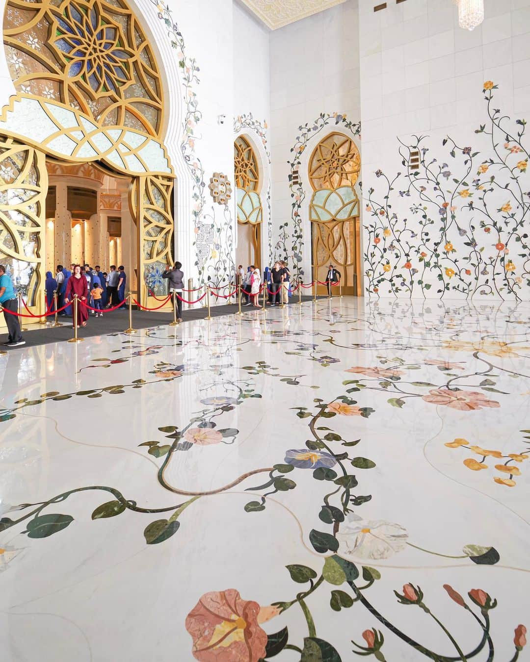 田島知華さんのインスタグラム写真 - (田島知華Instagram)「【UAE🇦🇪Abu Dhabi】I really love this mosque! “Sheikh Zayed Grand Mosque” (シェイク・ザイード・グランド・モスク)  前にカタールで買った自前のアバヤを着て歩いたアブダビ。 夜のモスクも綺麗でしたが、昼ももちろん素晴らしい美しさ。床や壁を草花が張り巡らせる装飾は見ものです✨  UAEから帰国して間も無くトルコ取材へ行ってきましたが、3日間だけ日本に帰国し、また今日から南イタリア取材へ行ってきます！ さっき空港に着いてこれからフライト✈️ 帰国した3日間もトークイベントと友人の結婚式、執筆や打ち合わせが詰まっていたためほぼ休む時間がなくて正直相当な疲れが溜まってる。。 体調崩さないように気をつけて頑張るぞ💪 Copyright © TAJIHARU  PENTAX K-1 MarkⅡ  HD PENTAX-D FA 15-30mmF2.8ED SDM WR HD PENTAX-D FA 28-105mmF3.5-5.6ED DC WR _ #たじはるトリップ #TAJIHARU_uae #アラブ首長国連邦 #アブダビ #ドバイ #中東 #シェイクザイードグランドモスク #unitedarabemirates #uae #abudhabi #dubai #SheikhZayedGrandMosque #visitabudhabi #visitdubai #wonderful_places #beautifuldestinations #beautifulplace #earthpix #discoverglobe #discoverearth」6月2日 20時37分 - haruka_tajima