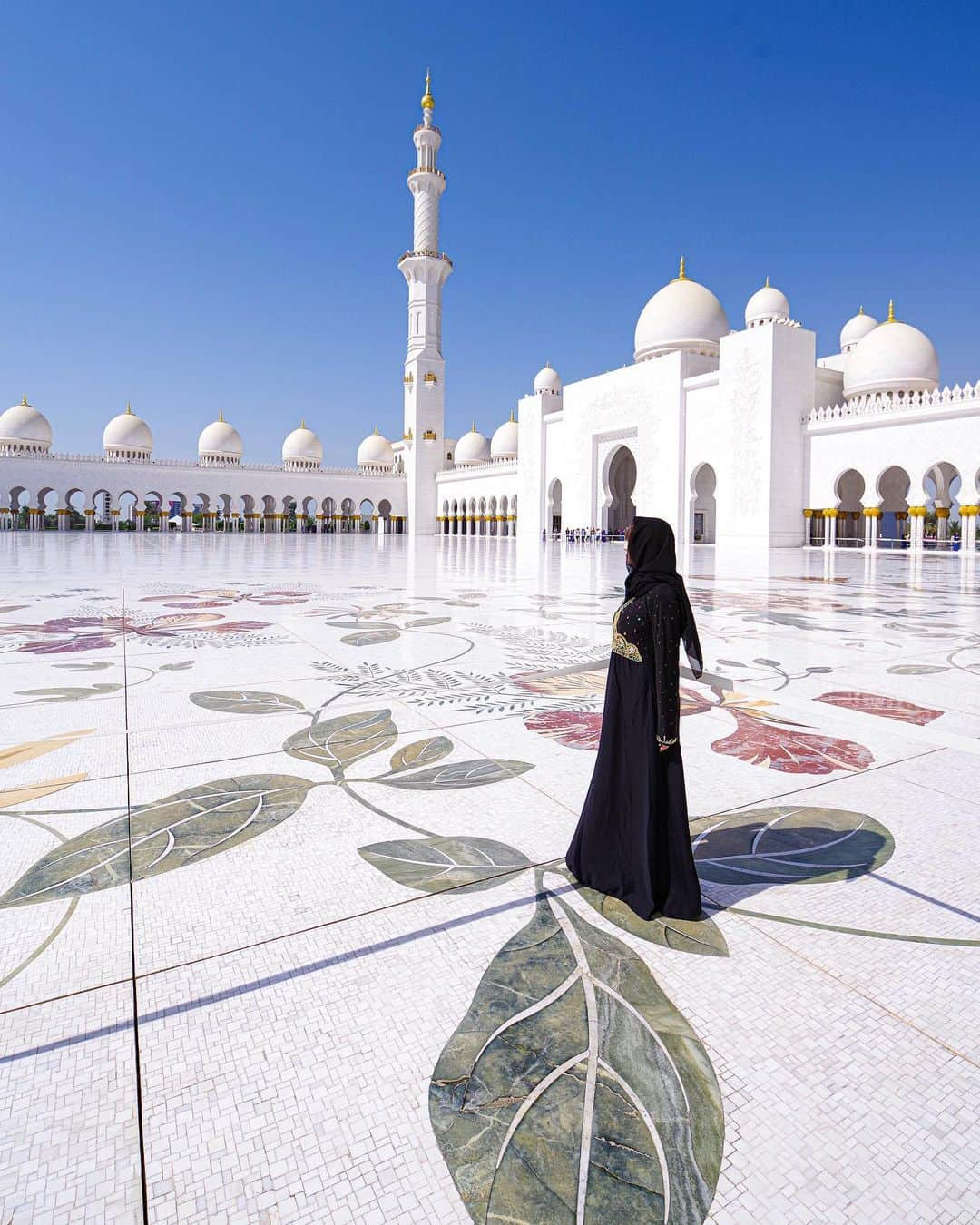 田島知華さんのインスタグラム写真 - (田島知華Instagram)「【UAE🇦🇪Abu Dhabi】I really love this mosque! “Sheikh Zayed Grand Mosque” (シェイク・ザイード・グランド・モスク)  前にカタールで買った自前のアバヤを着て歩いたアブダビ。 夜のモスクも綺麗でしたが、昼ももちろん素晴らしい美しさ。床や壁を草花が張り巡らせる装飾は見ものです✨  UAEから帰国して間も無くトルコ取材へ行ってきましたが、3日間だけ日本に帰国し、また今日から南イタリア取材へ行ってきます！ さっき空港に着いてこれからフライト✈️ 帰国した3日間もトークイベントと友人の結婚式、執筆や打ち合わせが詰まっていたためほぼ休む時間がなくて正直相当な疲れが溜まってる。。 体調崩さないように気をつけて頑張るぞ💪 Copyright © TAJIHARU  PENTAX K-1 MarkⅡ  HD PENTAX-D FA 15-30mmF2.8ED SDM WR HD PENTAX-D FA 28-105mmF3.5-5.6ED DC WR _ #たじはるトリップ #TAJIHARU_uae #アラブ首長国連邦 #アブダビ #ドバイ #中東 #シェイクザイードグランドモスク #unitedarabemirates #uae #abudhabi #dubai #SheikhZayedGrandMosque #visitabudhabi #visitdubai #wonderful_places #beautifuldestinations #beautifulplace #earthpix #discoverglobe #discoverearth」6月2日 20時37分 - haruka_tajima