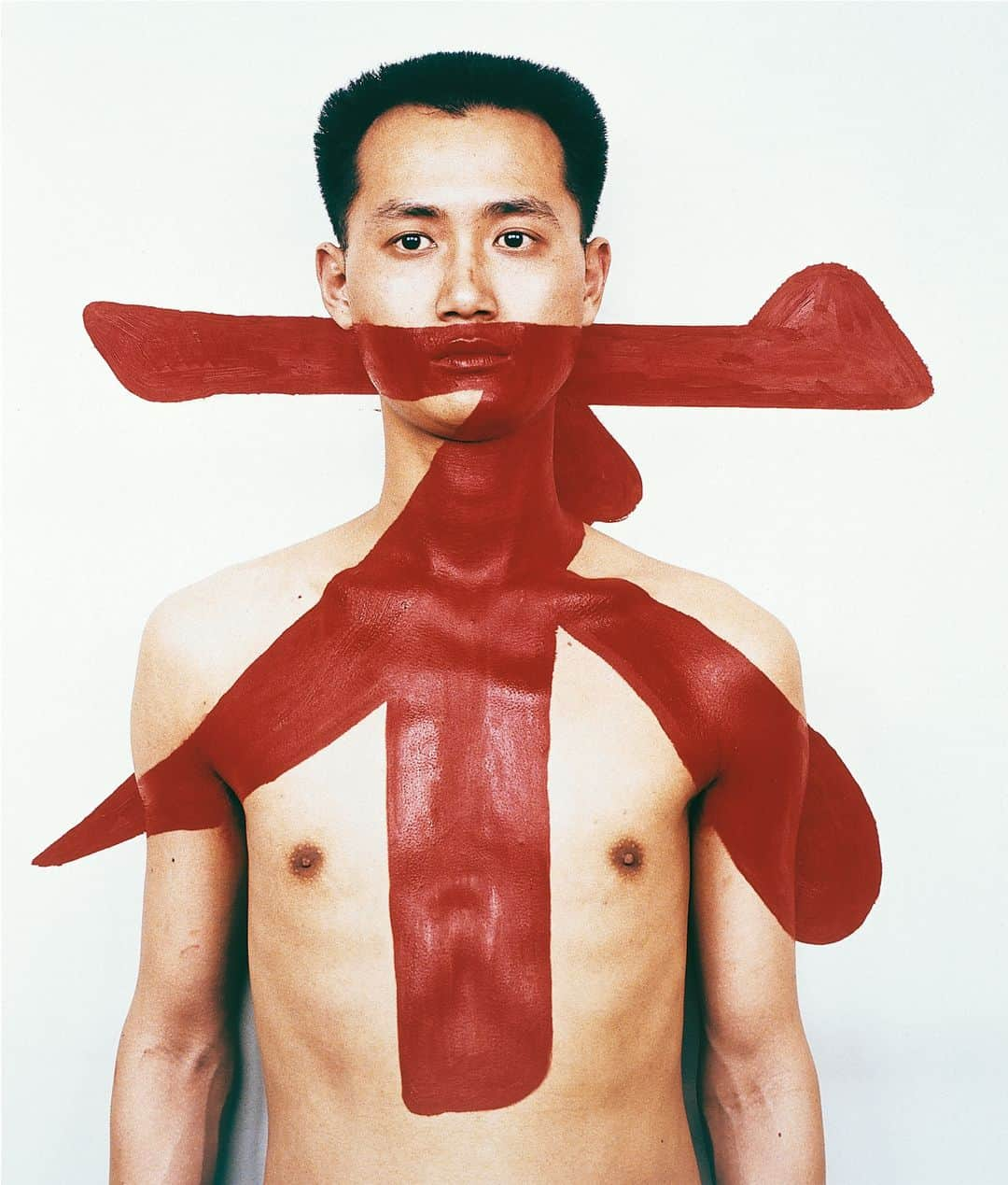 ルモンドさんのインスタグラム写真 - (ルモンドInstagram)「« Tattoo II » (« Red Tatoo »), photographie de Qiu Zhijie (1994). Artiste chinois contemporain, Qui Zhijie s’est formé à la calligraphie, art suprême, déterminant dans la conception de ses « photographies » corporelles. La complicité de l’image et du signe dans le travail de Qui Zhiijie, permet d’accéder au monde invisible où la parole n’a plus cours où elle ne peut plus rien. La photo Intervient comme un médium où se mêle champs social et graphique du discours de l’artiste Ici , le caractère « bu », « ne pas » dit la négation, l’interdit est pour l’artiste une critique de la société réduisant l’individu à l’inaction. — Photo : Qiu Zhijie @galerieloft — #chine #art #negation」6月2日 20時41分 - lemondefr