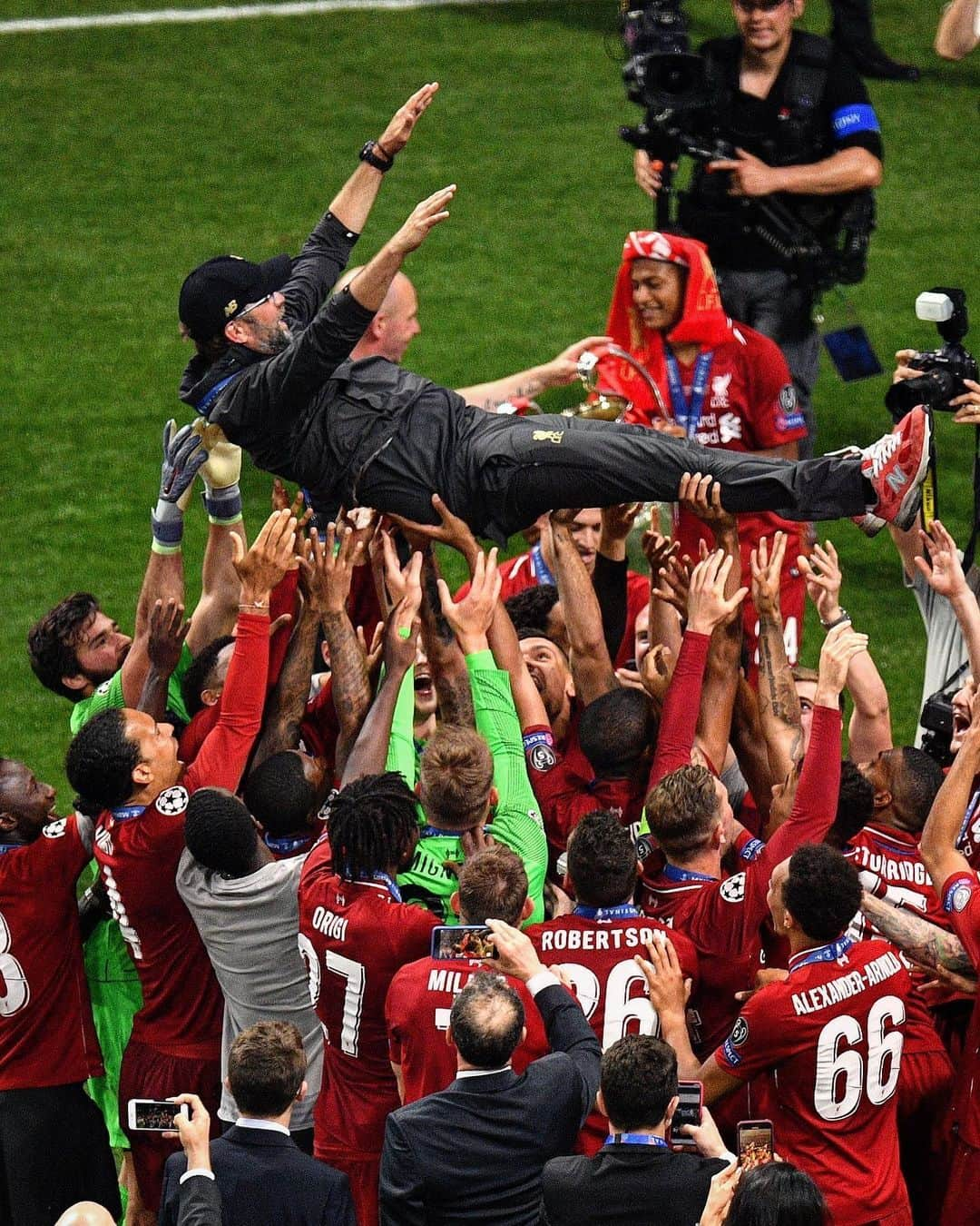 リヴァプールFCさんのインスタグラム写真 - (リヴァプールFCInstagram)「Liverpool Football Club. Champions of Europe. 🙌 #SixTimes」6月2日 20時41分 - liverpoolfc