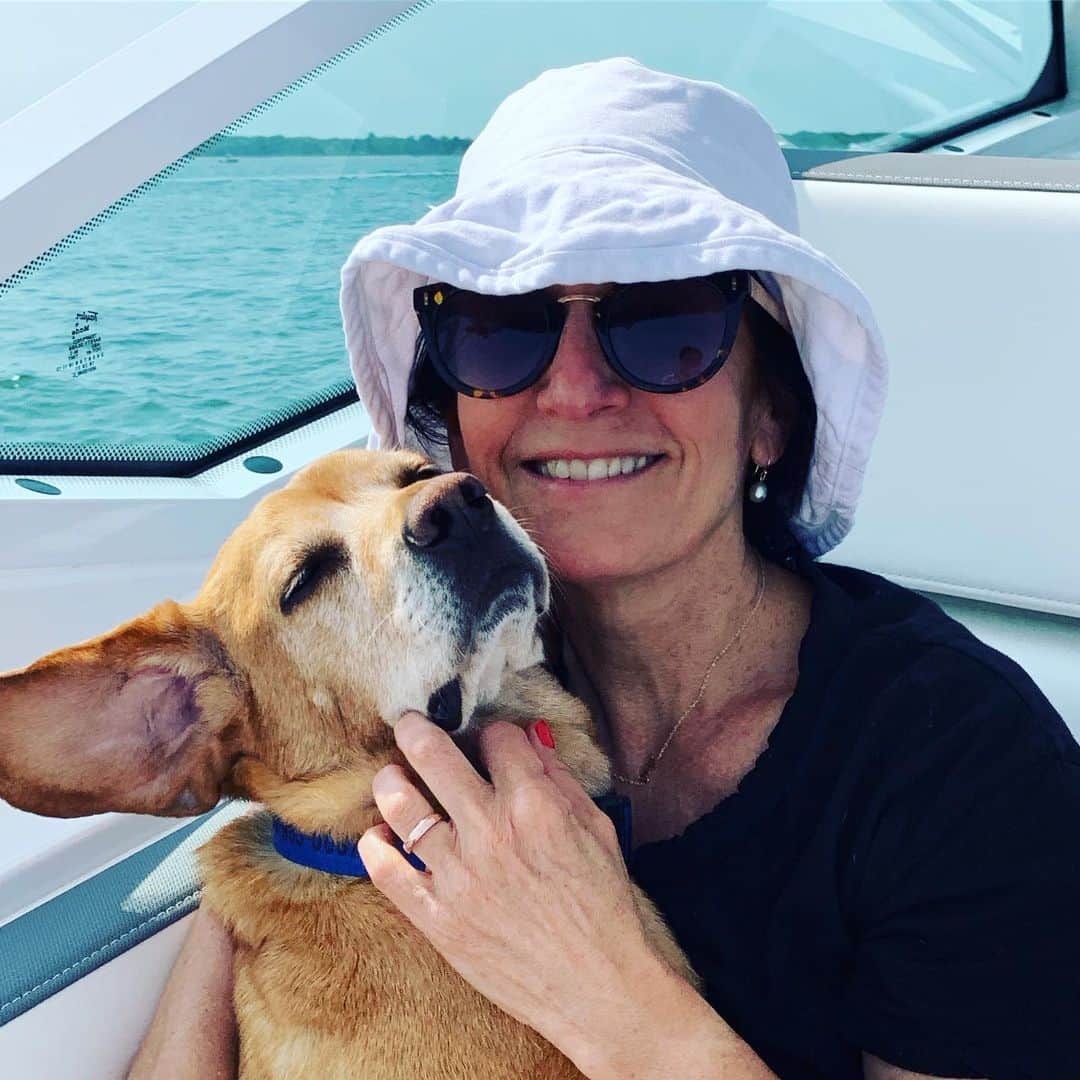 ボビー・ブラウンのインスタグラム：「A dogs life. #biggie #bigbaby @5dukes @simpleandwell #luckydog Thanks for my Gilligan  hat @jbedol」