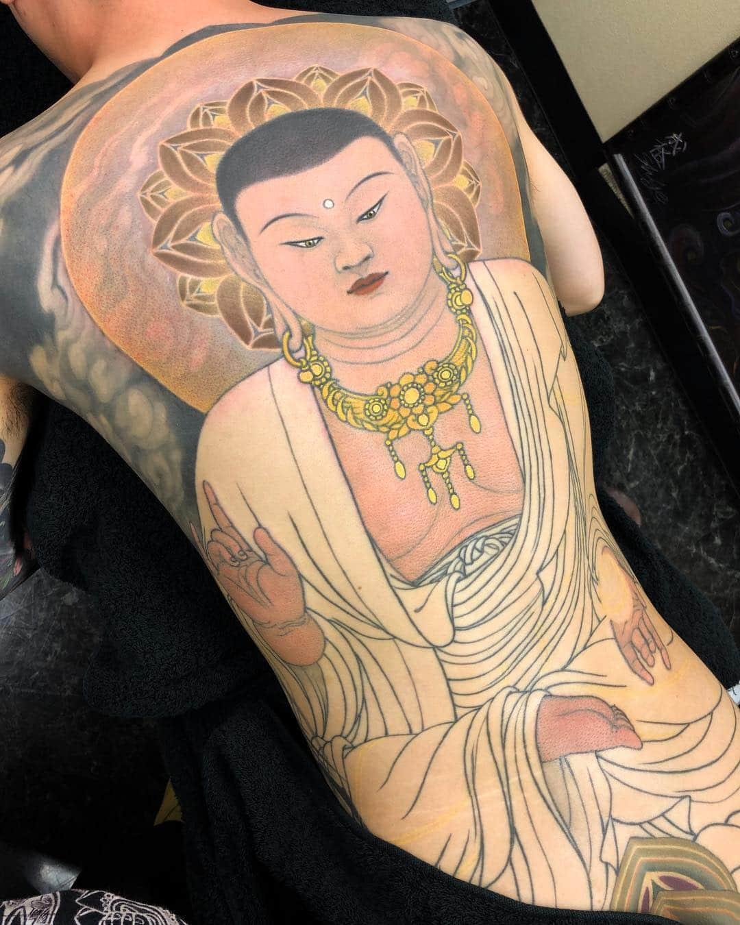 SHIGEさんのインスタグラム写真 - (SHIGEInstagram)「In progress,, Jizo Bosatsu,, Started coloring,, happy to continue this one,, Thank you! Otsukaresama Deshita! @y.muramasa  #shige #shigetattoo #shigeyellowblaze #yellowblazetattoo #黄炎 #地蔵菩薩 #日本刺青 #仏画 #jizo #jizobosatsu #japanesetattoo #japaneseart @bishoprotary #bishoprotary @inkeeze #inkeeze #dipcaps #bishopfamily #fusionink #fusioninkproteam」6月2日 20時43分 - shige_yellowblaze