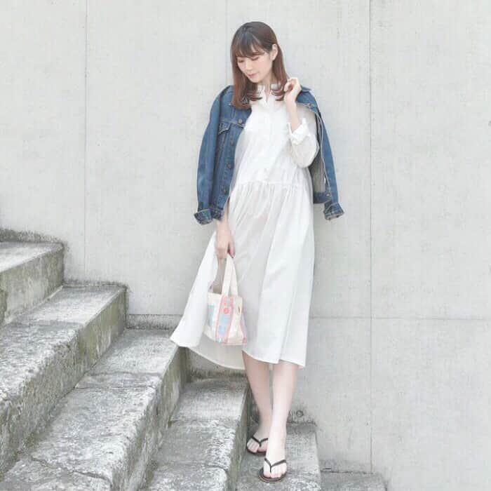 斉藤マリナ(さいまり) のインスタグラム：「健診が2週おきになって、お腹の子も1600gになったらしい🍼(私は+8キロ) . 毎回4Dエコーしてくれる病院に通ってるんですが、未だに顔見せてくれない😇 . ベビーベッドとベビー収納も設置して、いよいよ感が出てきた。ギリギリまで仕事しようと思っているものの、あとひと月で産休👀 . ネットの記事を読んでると「母子ともに健康」の重さとか、ワンオペ育児やら保活やらが大変そうで気が滅入るけど、今はとにかくかわいいんだろうなーって想像するだけでテンションあがる👶 . #maternityfashion#fashion#mamagirl#coordinate#followme . #妊婦生活#妊娠後期#妊娠9ヶ月#マタニティファッション#マタニティコーデ#マタニティワンピース#初マタ#初マタさんと繋がりたい」