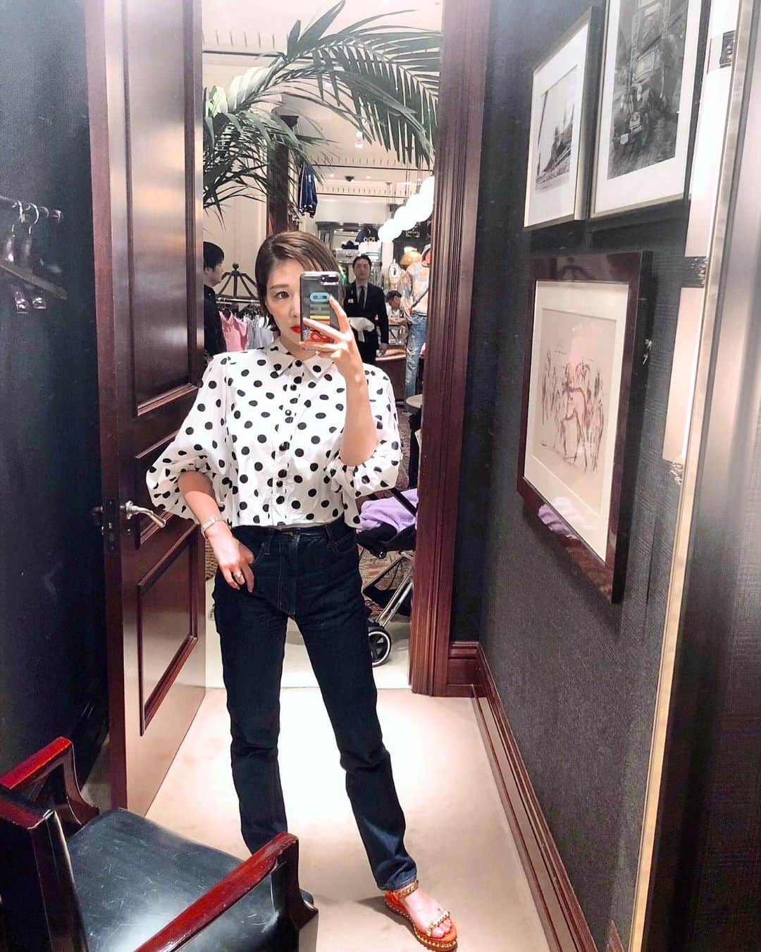shihoのインスタグラム：「試着室🤳 . . . #code#cordinate #ootd#fashion#outfit #ilovedenim #denim #ママコーデ」