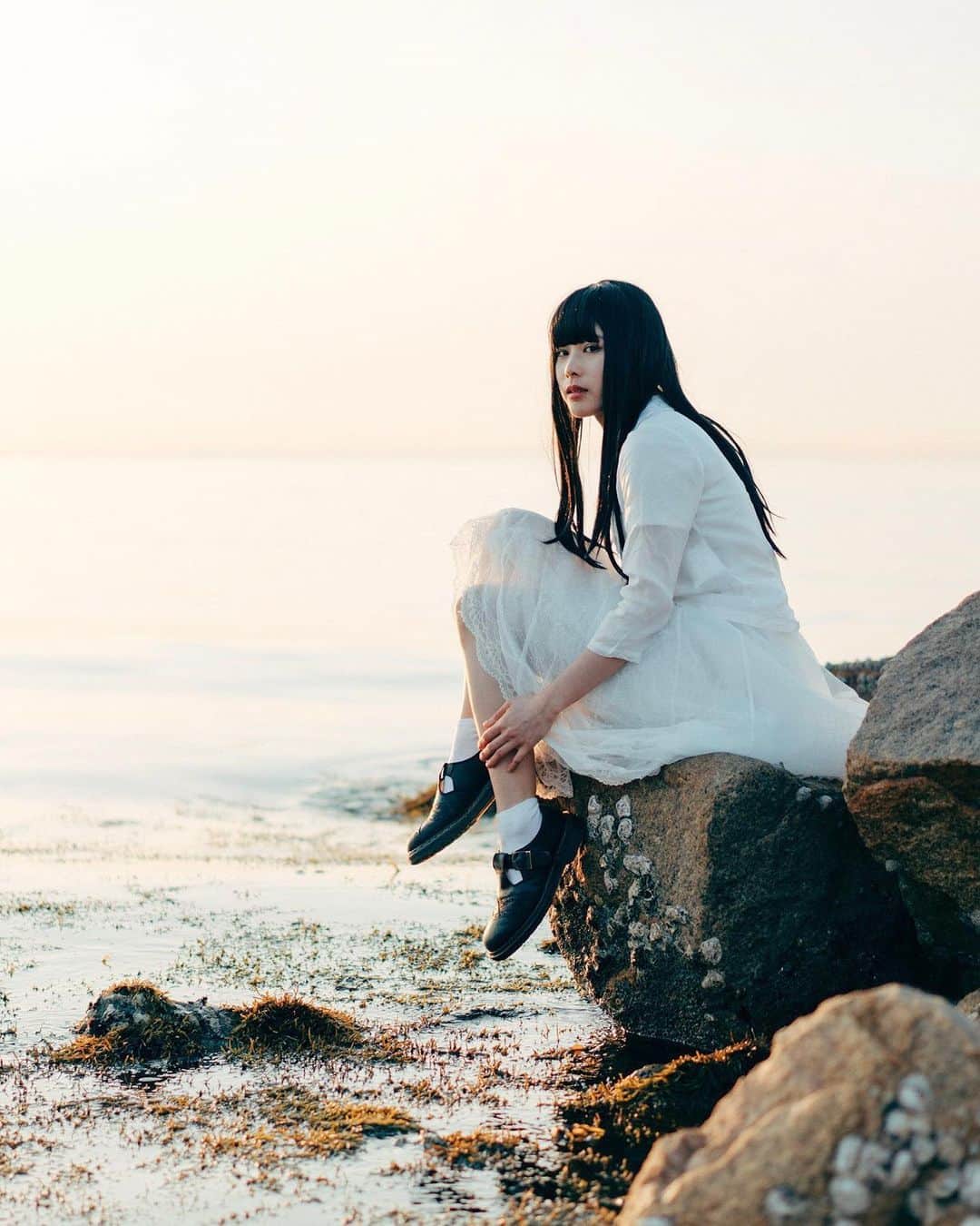 haraoのインスタグラム：「海に還る * * * * * * camera：α7RⅢ * 今日は微妙なお天気。 そろそろ梅雨入りしそうです☂️ 今年は撮影の日は晴ればかり（奇跡） なのでそろそろ雨の写真も 撮りたくなってきました☺︎」