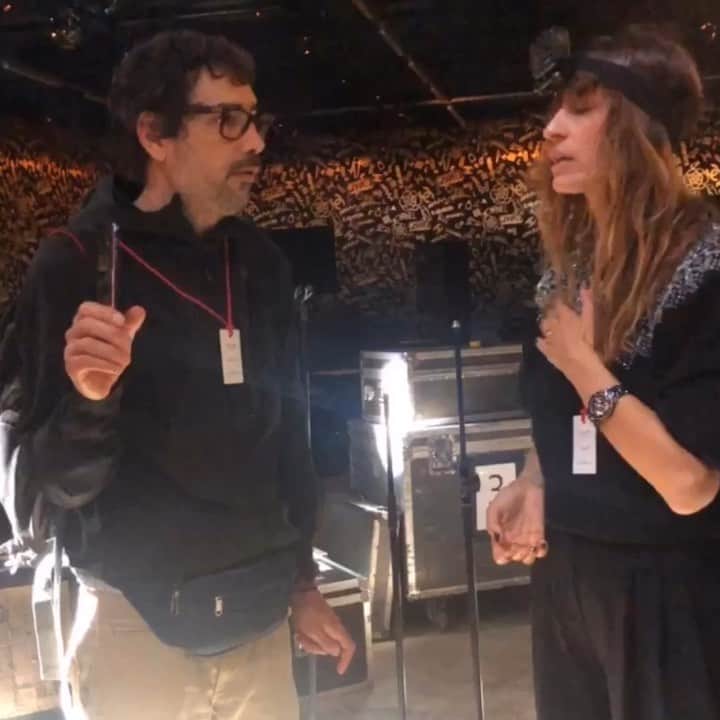 カロリーヌ・ド・メグレのインスタグラム：「VS Part 2/2 What I really looked like most of the time 😂✌️ #CDMvideo #CHANELinSeoul」