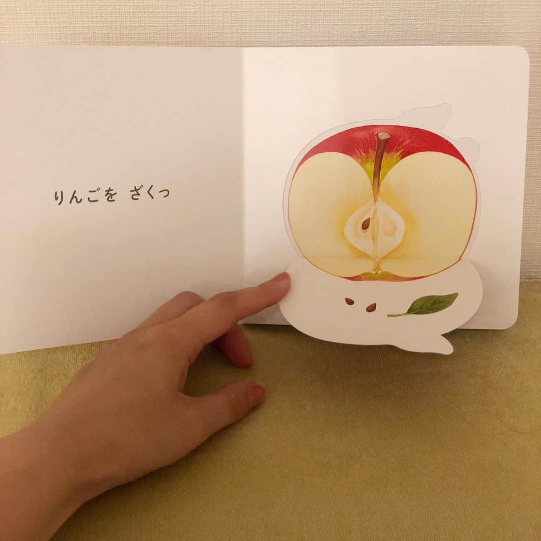 吉田明世さんのインスタグラム写真 - (吉田明世Instagram)「最近のお気に入りの絵本🧸 親友が娘の一歳のお誕生日にプレゼントしてくれました。 いろんな果物が出てきます。 果物によって カットするときの効果音・切り方・食べ方の違いがあって面白い🍎🍊🍇🥝 娘は嬉しそうに 仕掛けをめくり 大喜びであむあむと食べる真似をしてます👏🍌 #絵本 #お気に入りの絵本 #くだものどうぞ #しかけ絵本 #最近寝汗がすごい娘 #着せるパジャマに迷ってます #長袖長ズボンだと暑そうで #でも半袖だとまだちょっと寒いかなと心配で #手持ちのスリーパーだと大汗かくので #半袖にタオルケットがちょうどいいかなと思いきや #寝相が悪すぎて気づけばかかっておらず #やっぽり長袖長ズボンがいいのだろうか #なんてことをずっと考えてます #長々とすみません #それぞれの家の気温次第ですが #皆さんどうしてますか」6月2日 20時54分 - akiyo0414