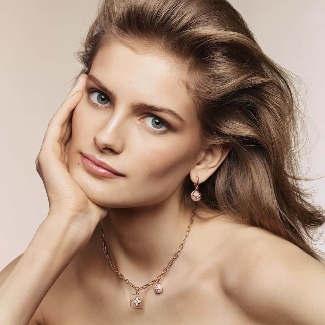 のインスタグラム：「Be gracious, be passionate, be proud. #SigneVeiteberg wears pieces from the #LouisVuitton B Blossom Collection in the latest Campaign. Explore the new Fine Jewelry Collection via link in bio. #LVBBlossom」
