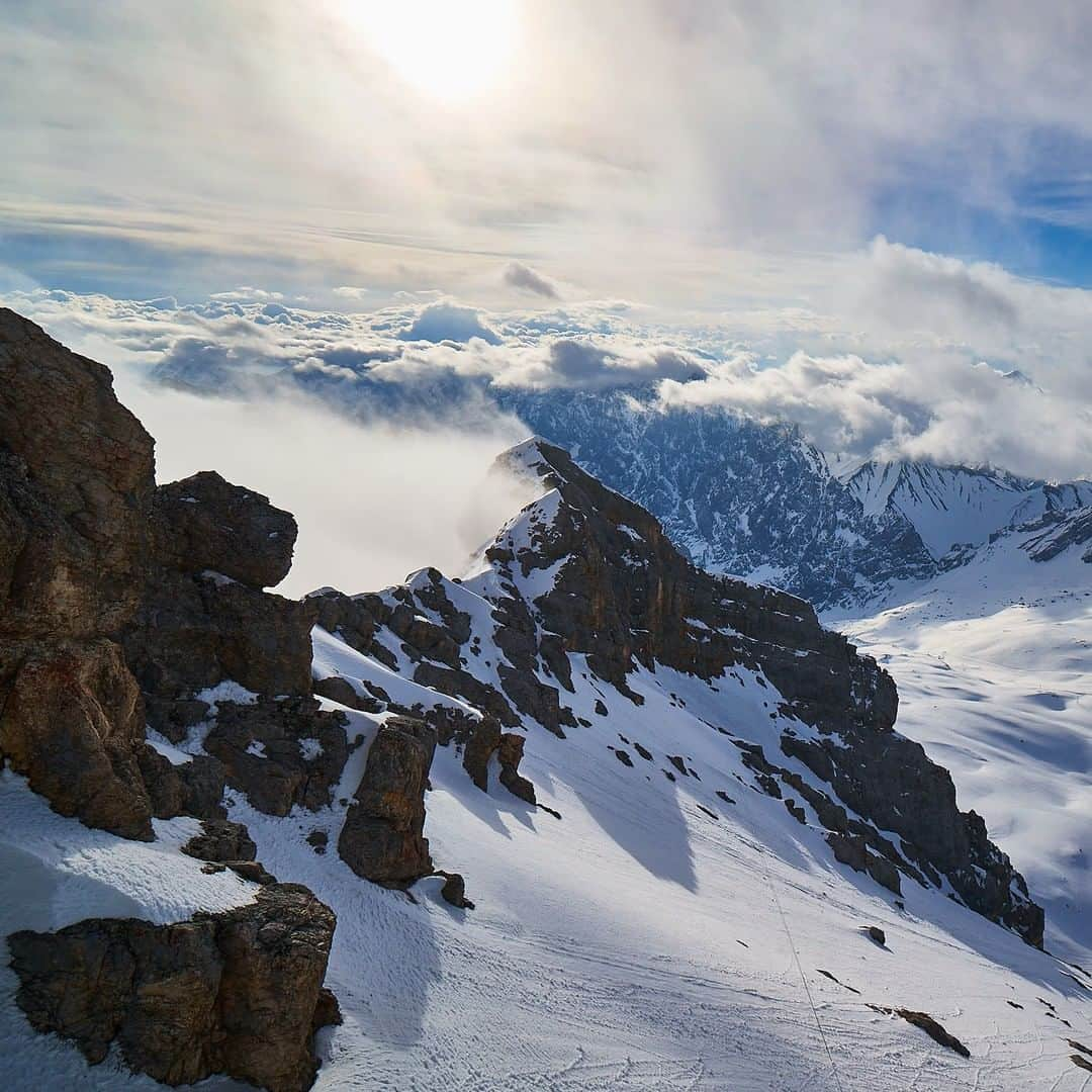 ルフトハンザさんのインスタグラム写真 - (ルフトハンザInstagram)「Snow-covered paths lead up Germany’s highest mountain, the Zugspitze. Standing amongst the clouds at the top of the mountain and overlooking the Alps makes up for the long, strenuous trek. #FindYourAdventure #Lufthansa #FlyToMunich」6月2日 21時01分 - lufthansa