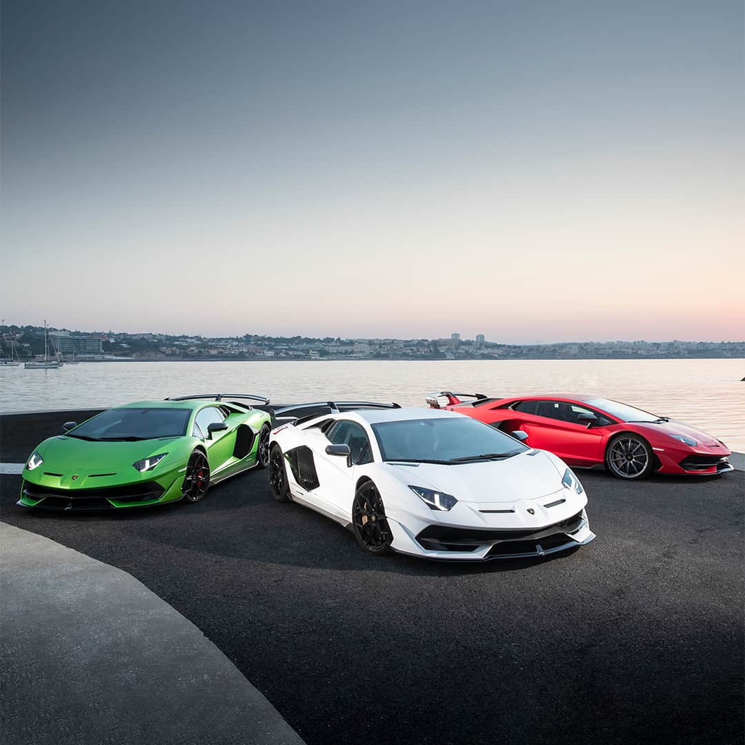 ランボルギーニのインスタグラム：「A made-in-Italy passion is the best way we know to celebrate the Italian Festa della Repubblica. 🇮🇹️ #Lamborghini #AventadorSVJ #FestaDellaRepubblica #2Giugno #Italy #MadeInItaly #Italia」