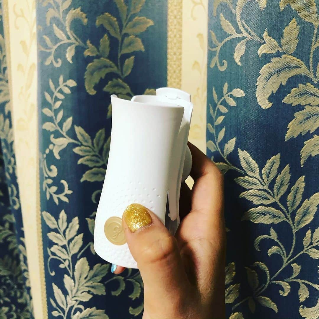 世手子さんのインスタグラム写真 - (世手子Instagram)「The brand with the world's No.1 share of scent is "grade"( ´∀｀) More beautifully renewed^_−☆ Very compact than ordinary deodorant sprays(^｡^) Aroma refresh(´∀｀*) Please try using everyone=(^.^)= Let's make the house more fragrant(*´ω`*) https://scjcatalog.johnson.co.jp/glade/ 先日は #ホームパーティ したのでお掃除してたょー(о´∀`о) トイレに #グレード のタッチ&フレッシュ設置してみた╰(*´︶`*)╯♡ めっちゃコンパクトっっ ちっちゃいのに働き者っっ ひと押しすると、ふんわり柔らかなミストがシュッとスプレーされるんだよー(//∇//) 粒子がとても細かくて床も濡れずに安心✌︎('ω')✌︎ コンパクトなのに約100回スプレー可能だから大っきな #消臭スプレー の置き場を考えなくてすむー！！ 壁に貼れるみたいっっ うちは壁紙なので置きスタイルにしてみましたっ(=^x^=) すごい楽ちんだからホームパーティも気兼ねなくお友達に喜んでもらえるから嬉しいね(((o(*ﾟ▽ﾟ*)o))) 5/29から期間限定でイメージキャラクターをつとめるローラちゃんがデザインされた限定タクシーが都内を走るのでチェックしてみてねー(*´∀`)♪ 6/8、6/16、6/29にこのタクシーに乗った人はスペシャルプレゼントがもらえるかも！？ 見たら乗ってみよ٩(๑❛ᴗ❛๑)۶ さ！明日も一日はりきっていきましょいっっ（＾＿＾）☆ #pr」6月2日 21時02分 - rojide