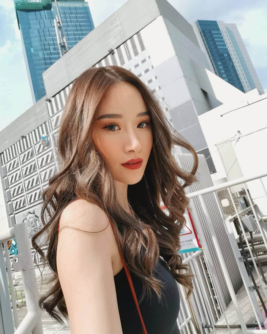 エリッサ・ヤマダのインスタグラム：「The cat is out exploring the city with a new hair color by @salonvim @elynho! Thank you so much for grooming me 😻  #ellejessinjapan」