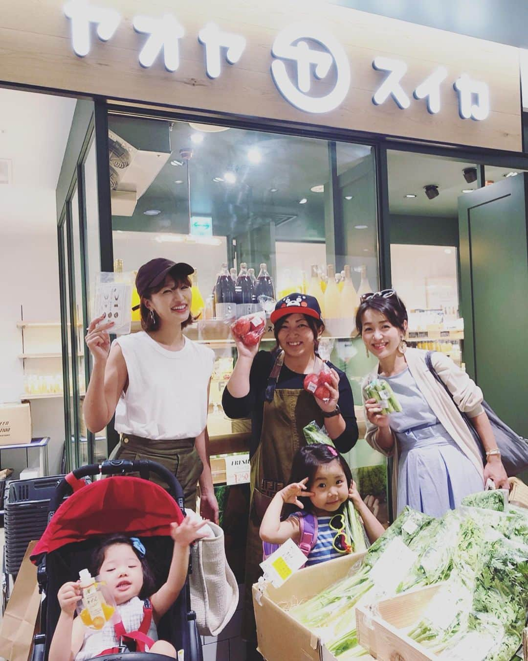 廣瀬規子さんのインスタグラム写真 - (廣瀬規子Instagram)「今日は @usagifarm_ai うさぎ農園のあいちゃんに会いに、 そして彼女たちが一生懸命作っている、美味しいお野菜やドレッシングを買いに横浜まで行ってきました✨ * 帰宅後、早速紫のお芋やかぶをオリーブオイルで焼いて塩を少しだけかけて食卓に出しましたらば、、、 主人と娘で写真を撮る隙もない程あっという間に食べられてしまいました😂 * 2人とも、美味しい！美味しい！！の連発✨✨✨ * たとえ自分が食べられなくとも、 美味しい！！の声が沢山聞けると作り手は満足しちゃいますよね😊😆 * 紫の水菜は、ルッコラとカブ、そしてマッシュルームとうさぎ農園オリジナルのにんじんドレッシングと和えて頂きました🙏💕 * 最高✨✨✨✨✨ * @tomotta 、そして写ってないけど、 @blenda0305 にも会えて 楽しい日曜日でした😌💕 * #うさぎ農園 #幸野菜 #ヤオヤスイカ  #熊本野菜 #くまもん #野菜 #食事」6月2日 21時04分 - noriko_style