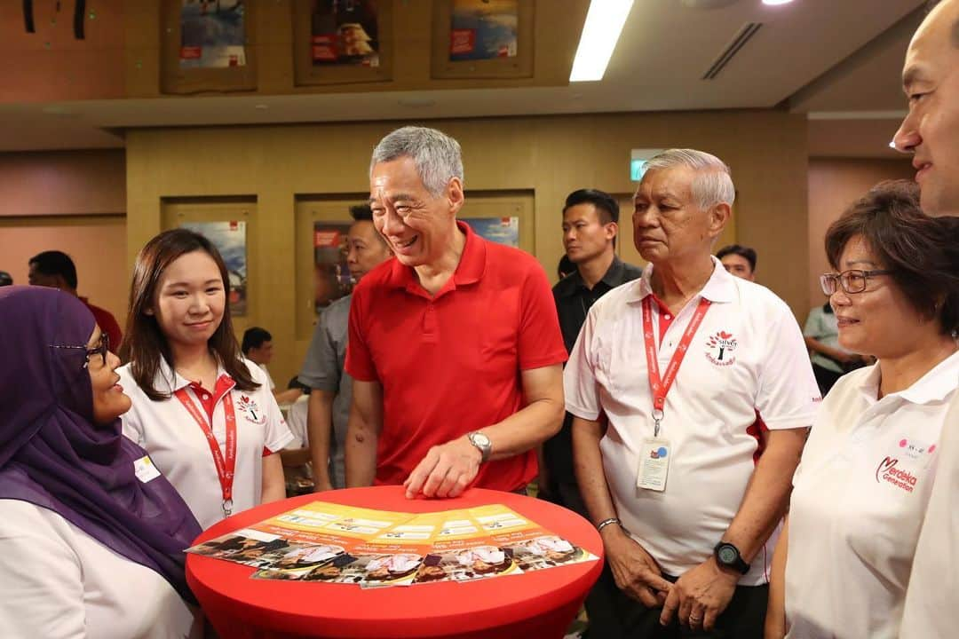 リー・シェンロンさんのインスタグラム写真 - (リー・シェンロンInstagram)「Joined my fellow Merdeka Generation members to pick up my Merdeka Generation Package card and folder at the Merdeka Generation Appreciation Ceremony and Inaugural Roadshow at ITE College Central this morning! ⠀⠀⠀⠀⠀⠀⠀⠀⠀ This is the first of many MG community events that will be held across the island in the coming months. Besides paying tribute to them, the roadshow will let MG members know what benefits they can enjoy, as well as how they can stay healthy and active within the community and keep up with technological advances. ⠀⠀⠀⠀⠀⠀⠀⠀⠀ I hope that the Merdeka Generation Package will in some small way give you peace of mind in your retirement years. – LHL ⠀⠀⠀⠀⠀⠀⠀⠀⠀ (MCI Photos by Fyrol)」6月2日 21時12分 - leehsienloong