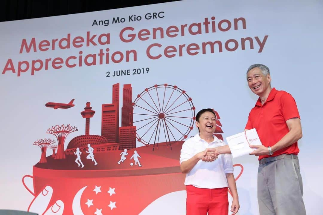 リー・シェンロンさんのインスタグラム写真 - (リー・シェンロンInstagram)「Joined my fellow Merdeka Generation members to pick up my Merdeka Generation Package card and folder at the Merdeka Generation Appreciation Ceremony and Inaugural Roadshow at ITE College Central this morning! ⠀⠀⠀⠀⠀⠀⠀⠀⠀ This is the first of many MG community events that will be held across the island in the coming months. Besides paying tribute to them, the roadshow will let MG members know what benefits they can enjoy, as well as how they can stay healthy and active within the community and keep up with technological advances. ⠀⠀⠀⠀⠀⠀⠀⠀⠀ I hope that the Merdeka Generation Package will in some small way give you peace of mind in your retirement years. – LHL ⠀⠀⠀⠀⠀⠀⠀⠀⠀ (MCI Photos by Fyrol)」6月2日 21時12分 - leehsienloong