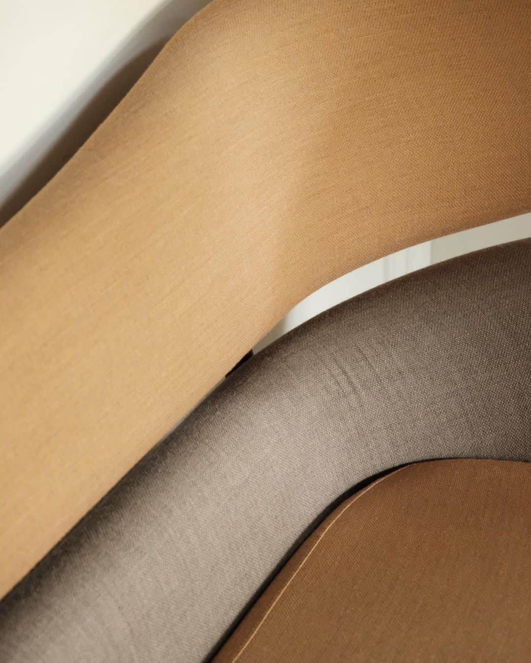 のインスタグラム：「In love with the color combination, shape and sexy curves of this Baker Sofa @houseoffinnjuhl — #truffypi #truffypiguide #vhcalligraphy #houseoffinnjuhl #furniture #furnituredesign #writing #writingcorner #sofa #bakersofa #danish #danishdesign #danishfurniture #calligrapher #calligraphystyling #finnjuhl #カリグラフィー #カリグラフィースタイリング #カリグラファー」