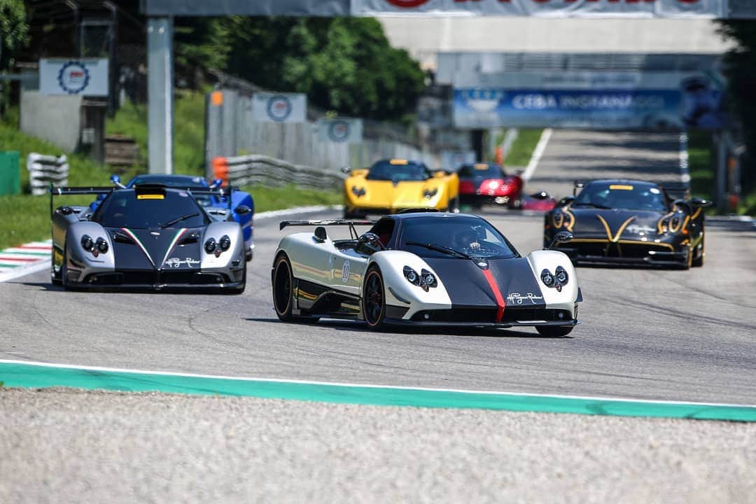 パガーニ・アウトモビリのインスタグラム：「It's show time.  #paganiopenday #pagani #zonda #zondas #zondaf #huayra #huayrabc #huayraroadster #paganiraduno - The Vanishing Point #zonda20 #zonda20anniversary」
