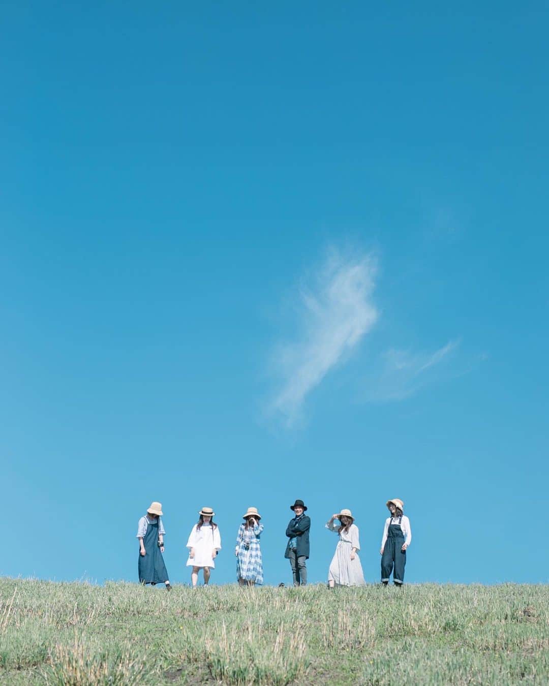 Kobe Japan Water artのインスタグラム：「"👒👒👒🎩👒👒" . 初夏は約83%の人が麦わら帽子を被ることが証明された1枚. #統計学的な写真. #麦わら帽子ではないあなたは少数派.」
