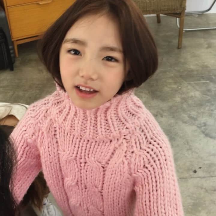 ウンチェのインスタグラム：「#애교쟁이 시절 #과거형 (쩜쩜쩜) . . . #키즈모델#이은채#7살때 #추억#영상#뒤적뒤적」