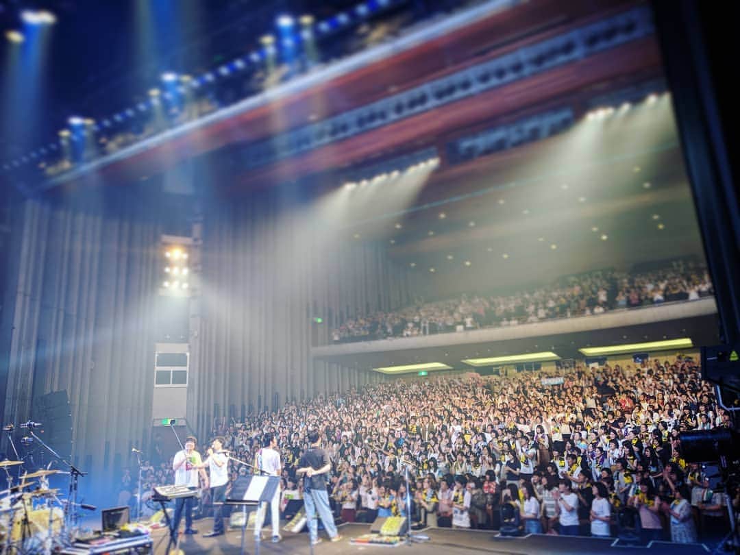 のインスタグラム：「flumpool新潟ありがとうございました！待ってましたの声援がめちゃめちゃ温かかったですね！ツアーも7本目ということで結束力も高まってきました。次回お楽しみに！  新潟はまた月末に自分の夏ツアーで来ます。6/29（土）古町にある素敵なイタリアンレストラン、LIFEにて！今日はじめましてだった方もYouTubeなどでまずは楽曲聴いてみてくださいね。ただいまツアーはチケット先行予約受付中☆ http://isogaisimon.net http://www.youtube.com/user/IsogaiSimonChannel  #flumpool #新潟 #新潟県民会館 #磯貝サイモン #6/29に再び夏ツアーで新潟来ます #新潟LIFE」