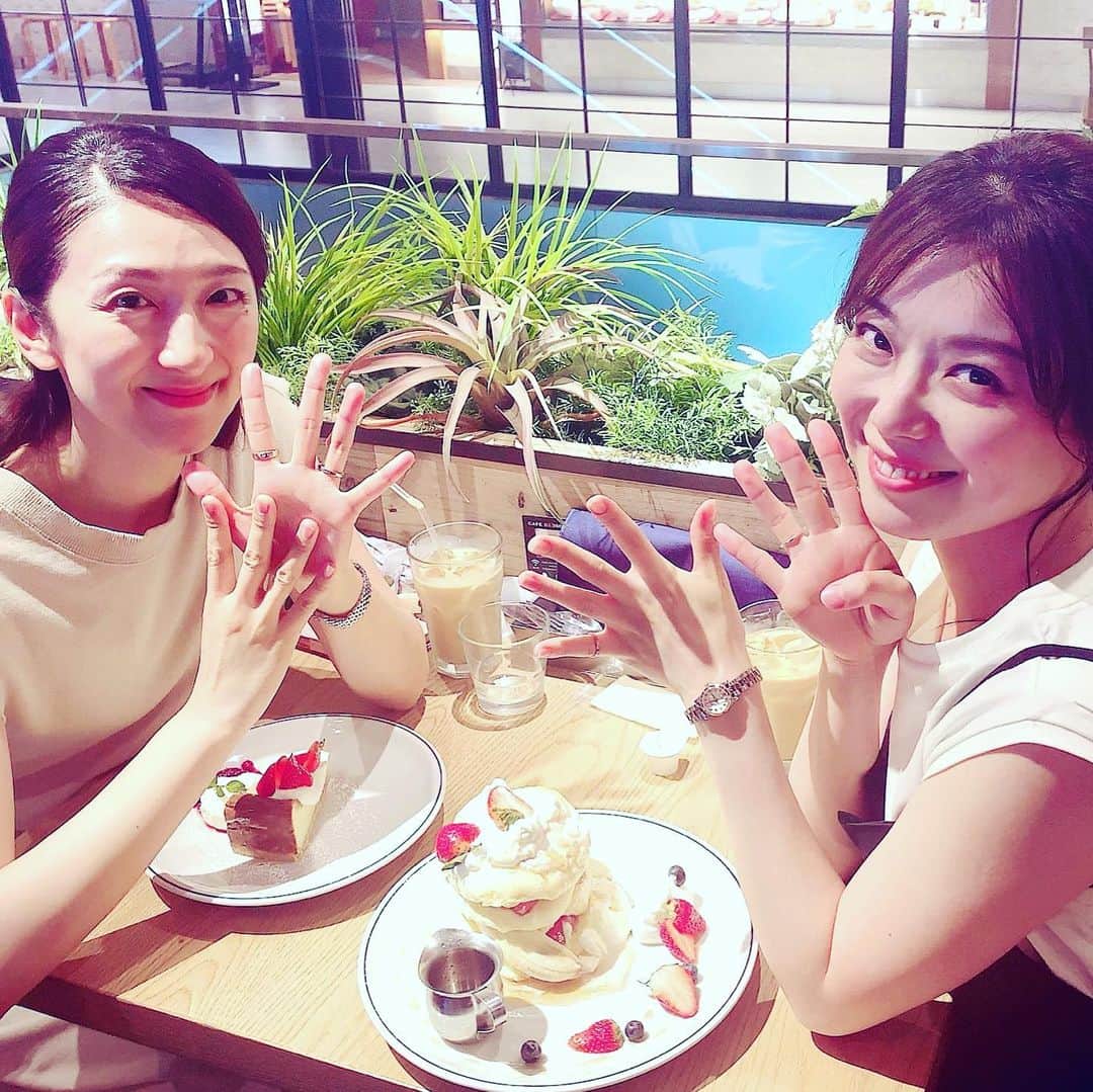 愛純もえりのインスタグラム：「なんか突然、姫とお茶💓 私のあれこれや、彩音のあれこれを相談タイム☕️ 退団9年目だね、の9だよ✌️ . お誕生日近いって事で姫のおごりでした🍰 ごちそうさまでした🍴 . . 彩音ちゃんはニューヨークチーズケーキ🗽 私はベリーのパンケーキ🥞 #桜乃彩音 ちゃん #88花娘」