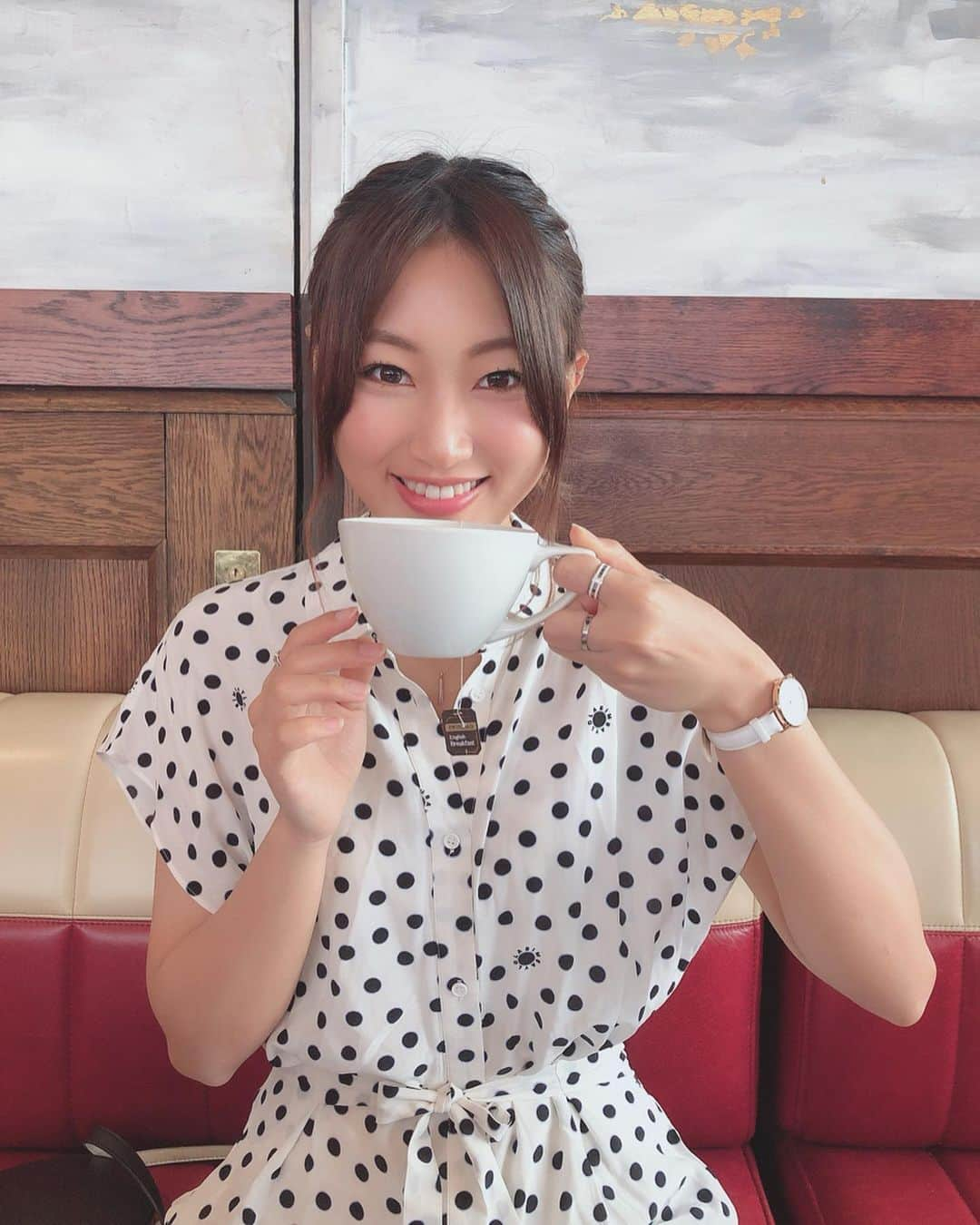 上枝恵美加さんのインスタグラム写真 - (上枝恵美加Instagram)「Breakfast in London with English breakfast tea ☕︎ What an awesome morning!! ． ． イギリス🇬🇧に来ております。 舞台をいっぱい見て刺激を高めたくて、、無理やり時間作って飛行機に乗りました。笑 数年前に来てたんやけど、前回は時間なくてミュージカル１個も見れなかったんです😢やっぱり素敵やなぁ。来てよかった。めっちゃ刺激受けてる、、素敵やぁ。 いきたいな〜やりたいな〜で座ってるだけじゃ何も出来ないぞ〜って思うし、行動力だけはびっくりな程あるからこれからもその感覚で無謀に動いてたいなー！と思う朝でした！怪我とか死ぬ以外は失敗してもその挑戦は糧になるし、きっと！ ． ． rings💍 @danielwellington ⠀ 15％OFF coupon code【emika15】(〜6/30)  https://www.danielwellington.com/jp  #ダニエルウェリントン #DW手元ルックス #DW新作リング #england #london #breakfast」6月2日 21時28分 - emika_kamieda