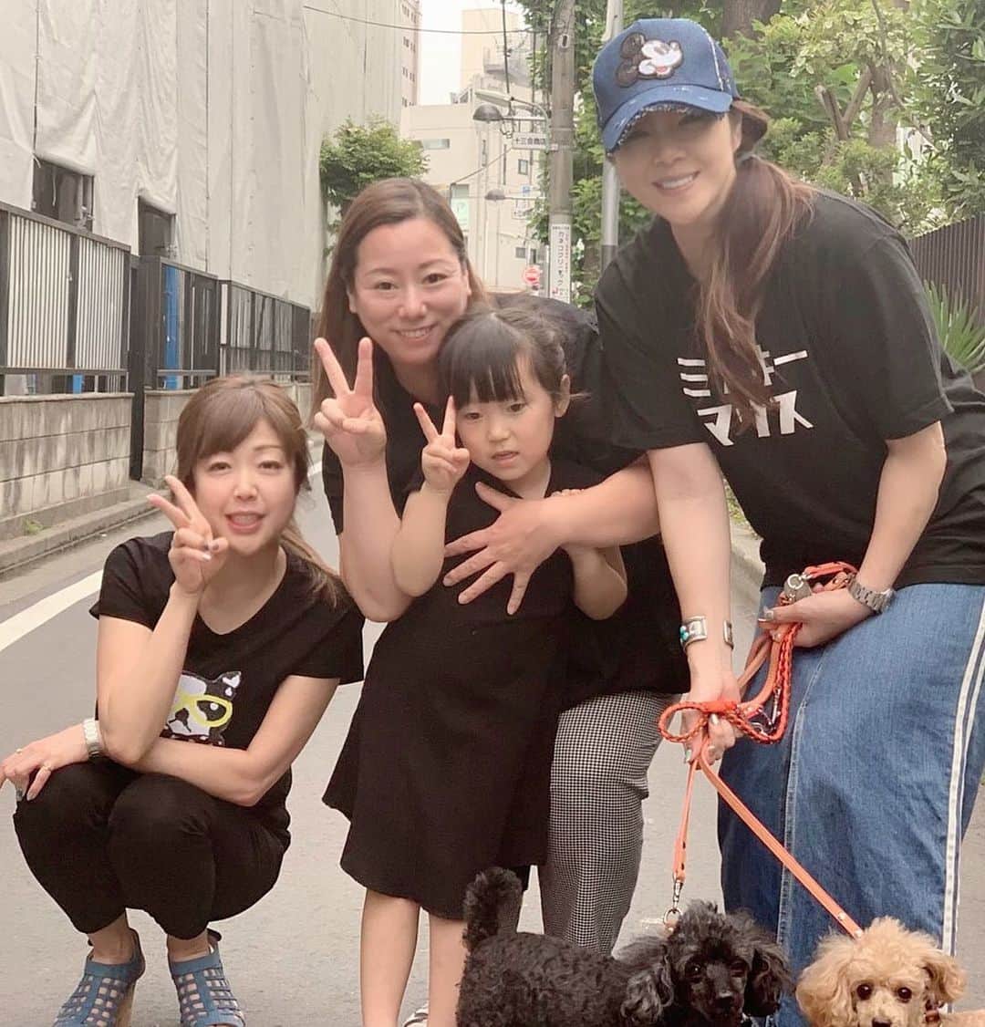 井上貴子のインスタグラム：「試合おわってから。 マネージャー田口氏に 無事に終わりましたー！と 連絡を入れたの。  おなかすいたーーって（笑）  そーだ！！ 日曜日は15時からだ！  アドレナリン出まくってて 元気ありあまってたので（笑）  後楽園から家に帰り シャワーして洗濯して （生活感ありありー） べにひおおでかけの準備をして  武蔵小山へ。  目的は！！！！！ このフレンチトースト！  本当は美味しいらしい チョコレートソースもかかっているんだけど… 苦手なので外してもらった オリジナルバージョン^ ^  それから なんと！このお店では 初のローストビーフ^ ^ なんという高級店♡  美味しすぎる！！ 偶然にもお友達に逢えたし♡ みんな黒コーデ^ ^ べにひおもまさかのカメラ目線。  試合の後は 美味しいものを 体が欲しがるんだわー^ ^  あ。  mickeyの部分がスパンコールなこのキャップは今日が初^ ^  TRE☆STARのものだよん。  Happyで^ ^  #井上貴子  #LLPWX #女子プロレス #紅緒と柊音 #トイプードル #かおちゃん家deめしくい亭 #武蔵小山 #フレンチトースト #ローストビーフ #アドレナリン #TRESTAR」