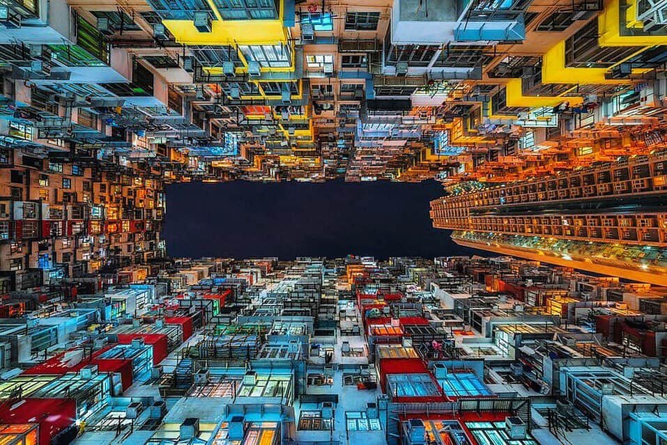 RIKUYAのインスタグラム：「🌈 Quarry Bay ㅤ 日常が溢れる場所に、非日常を感じるビル ㅤ SAMYANG 14mm F2.8 📷 ㅤ #香港 #鰂魚涌」