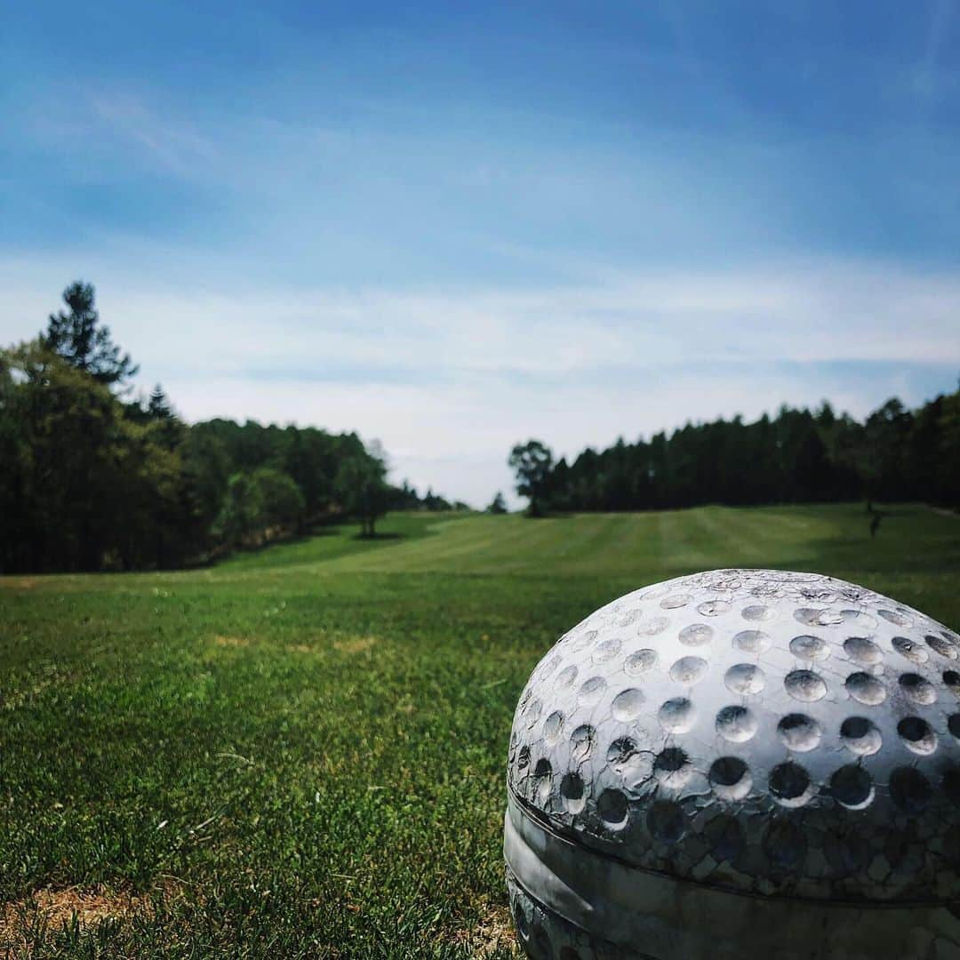 中家佐奈のインスタグラム：「初コンペ⛳️2ヶ月前打ちっ放し行った頃はコンペに参加するとは思ってなかった！笑 お天気も良くて、みんなが色々と助けてくれて…見事にブービーメーカー♡  最高に最高に楽しかった！！ありがとうございました！！ いつもお世話になってる江戸川区スポーツランドのお二人と渡部絵美さんと♪一緒に回った準優勝の松橋さん👏  こんなにハマるとは思ってなかった！ 誰か行こう♡ . . . #八ヶ岳カントリークラブ #初コンペ #気持ちいい #完全に #ゴルフ #どハマり #すでに #ラウンド #したい #誰か一緒に行こう #渡部絵美 さん #スケート も好きだけど #ゴルフ最高」